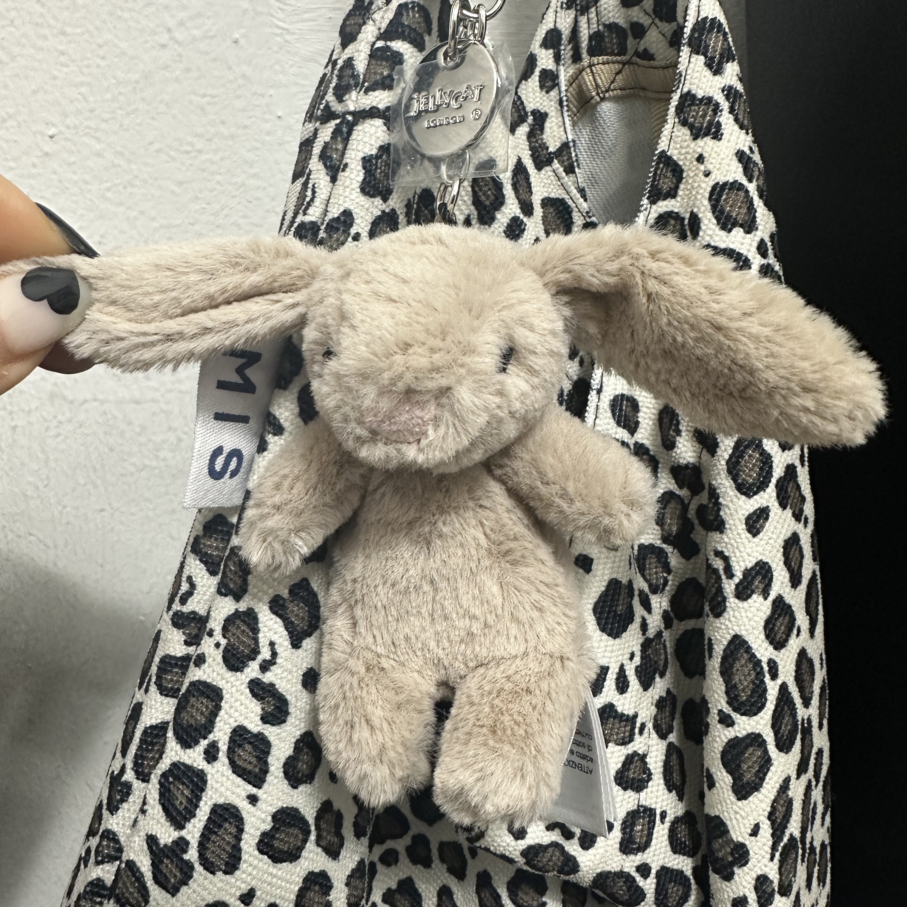 Jellycat Bashful Bunny Bag Charm Beige 착용 스타일 - 1