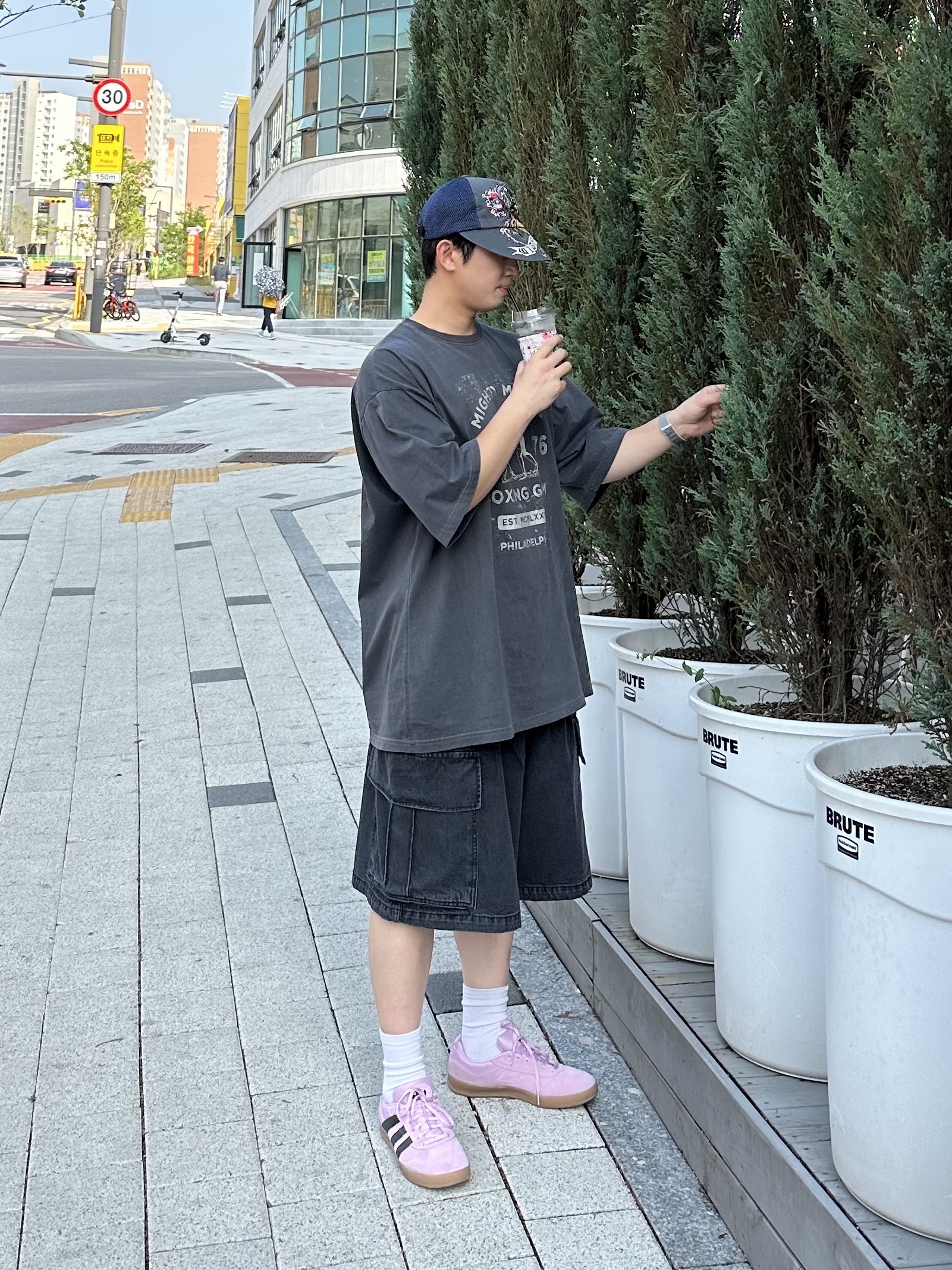 아디다스 x 마크 곤잘레스 알로하 슈퍼 라이트 오키드 코어 블랙 착용 스타일 - 2