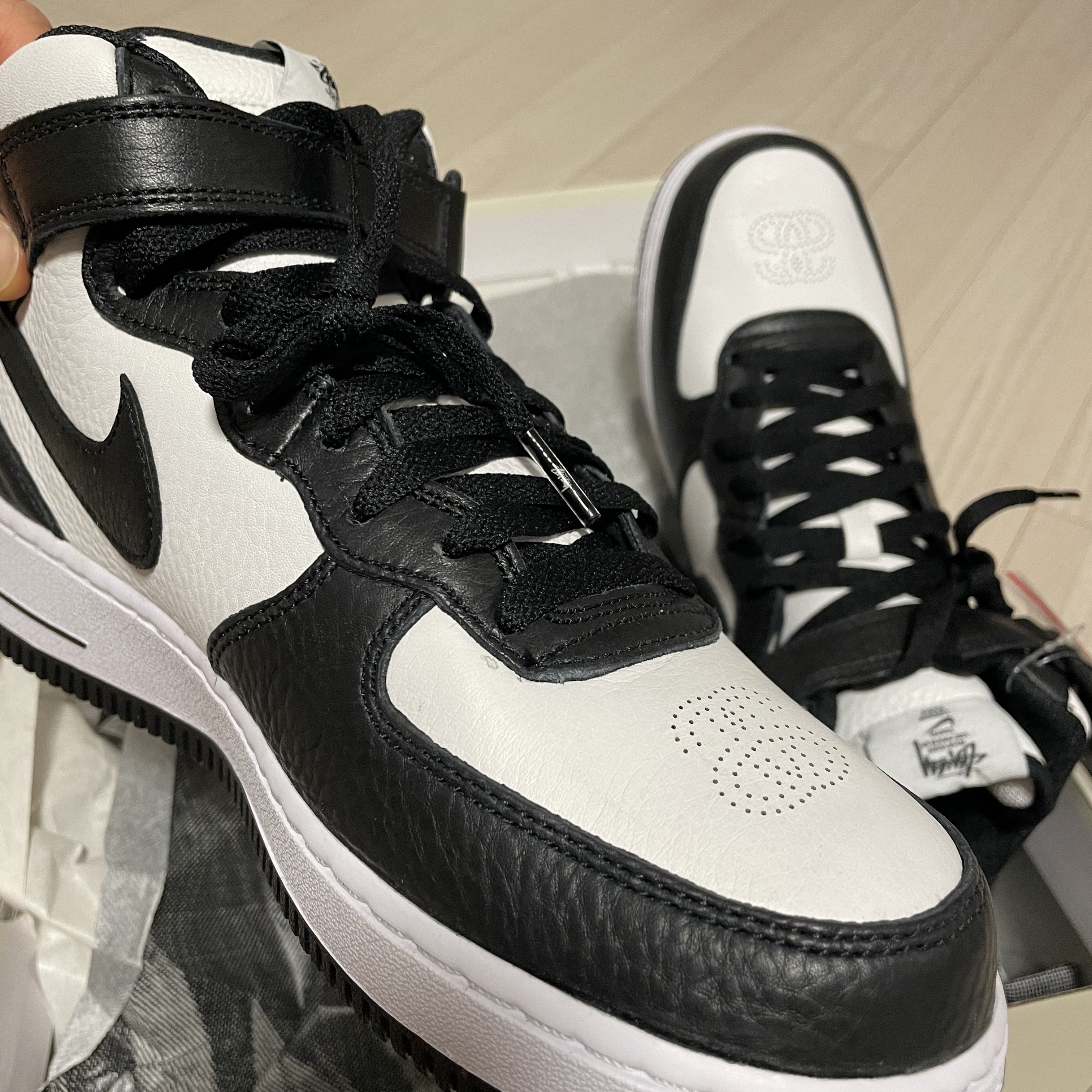Nike x Stussy Air Force 1 '07 Mid SP Black and Light Bone 착용 스타일 - 1