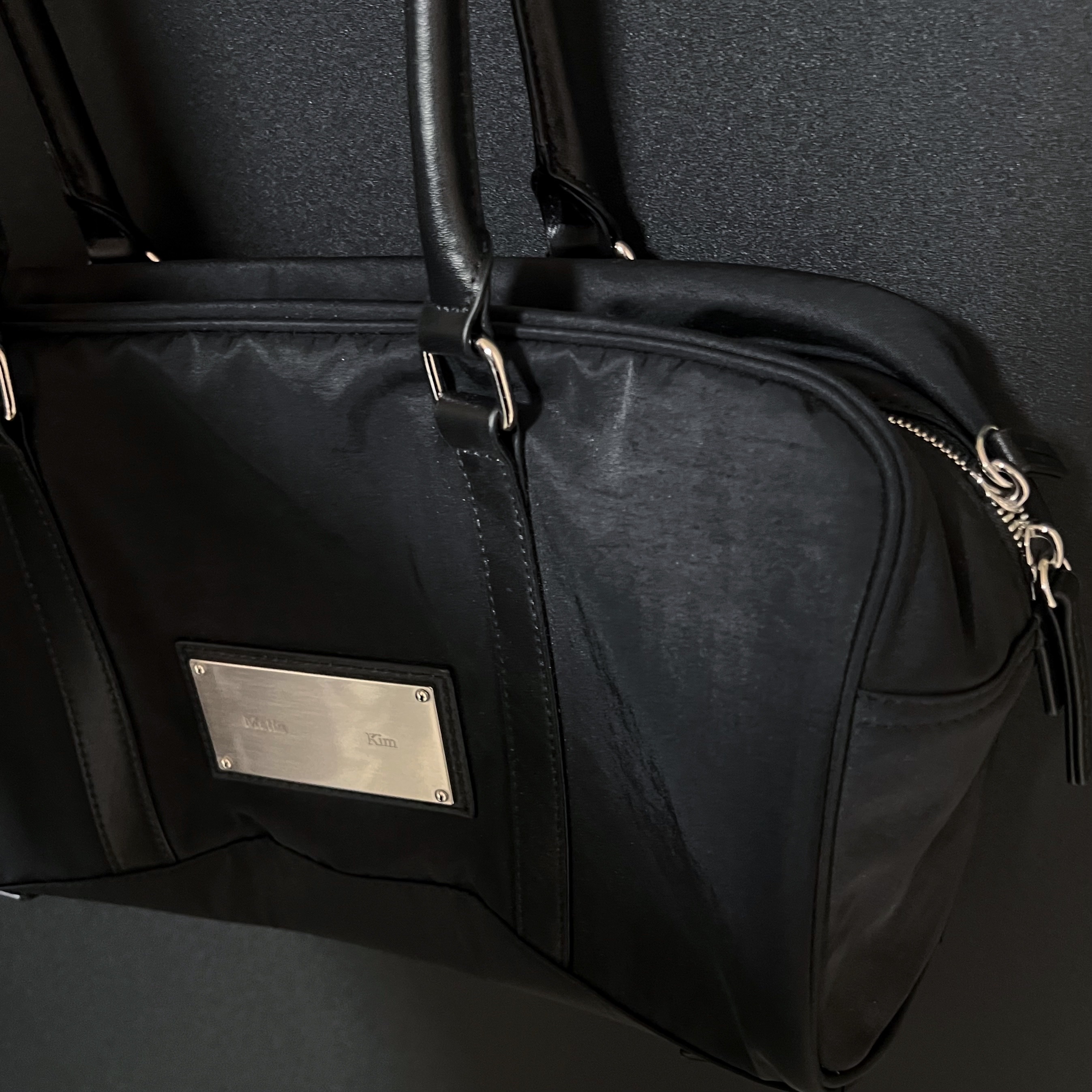 Matin Kim Sporty Tote Bag Black 착용 스타일