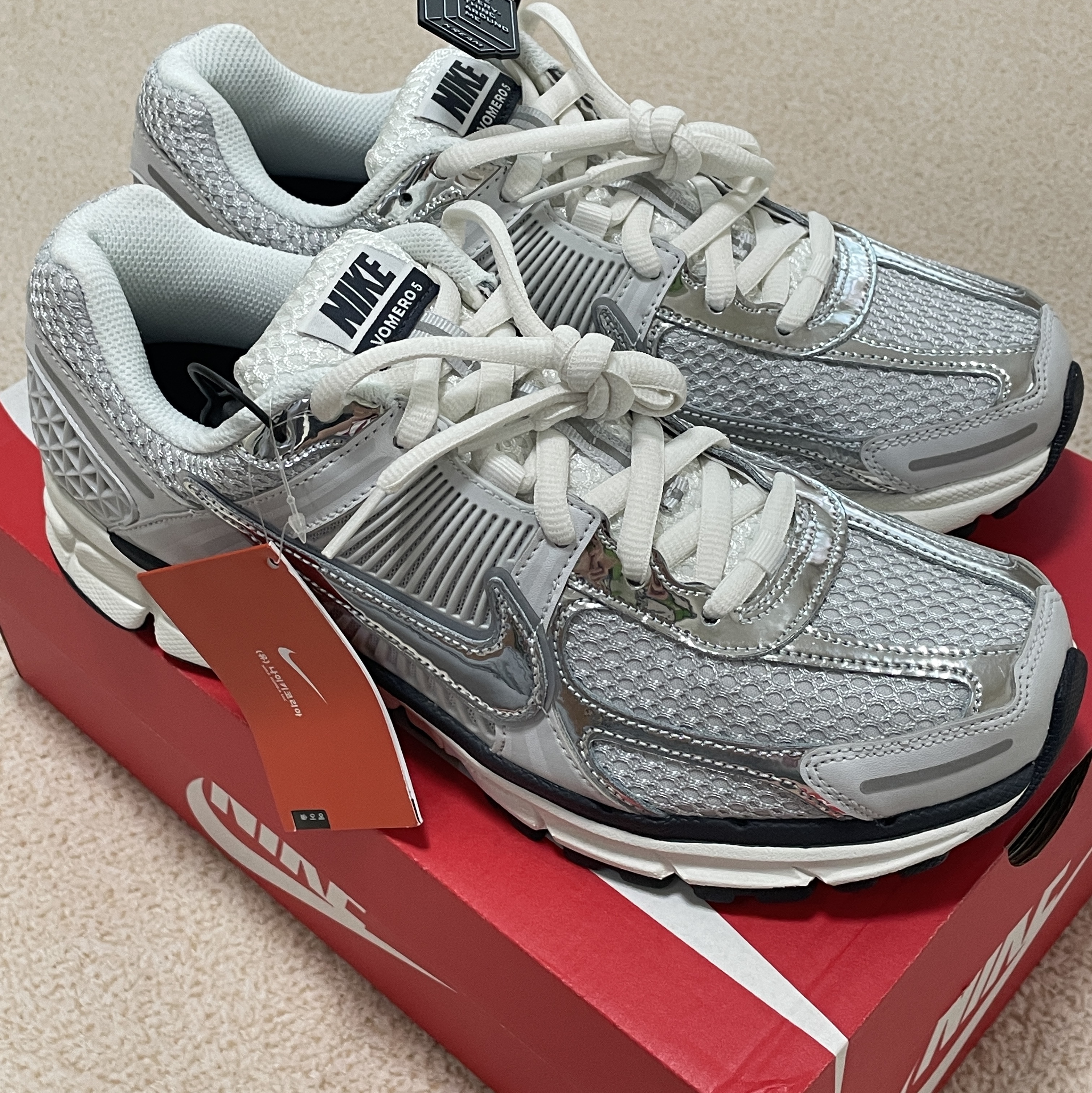 (W) Nike Zoom Vomero 5 Photon Dust and Metallic Silver, (W) Nike Zoom Vomero 5 Pure Platinum Metallic Silver 착용 스타일 - 1