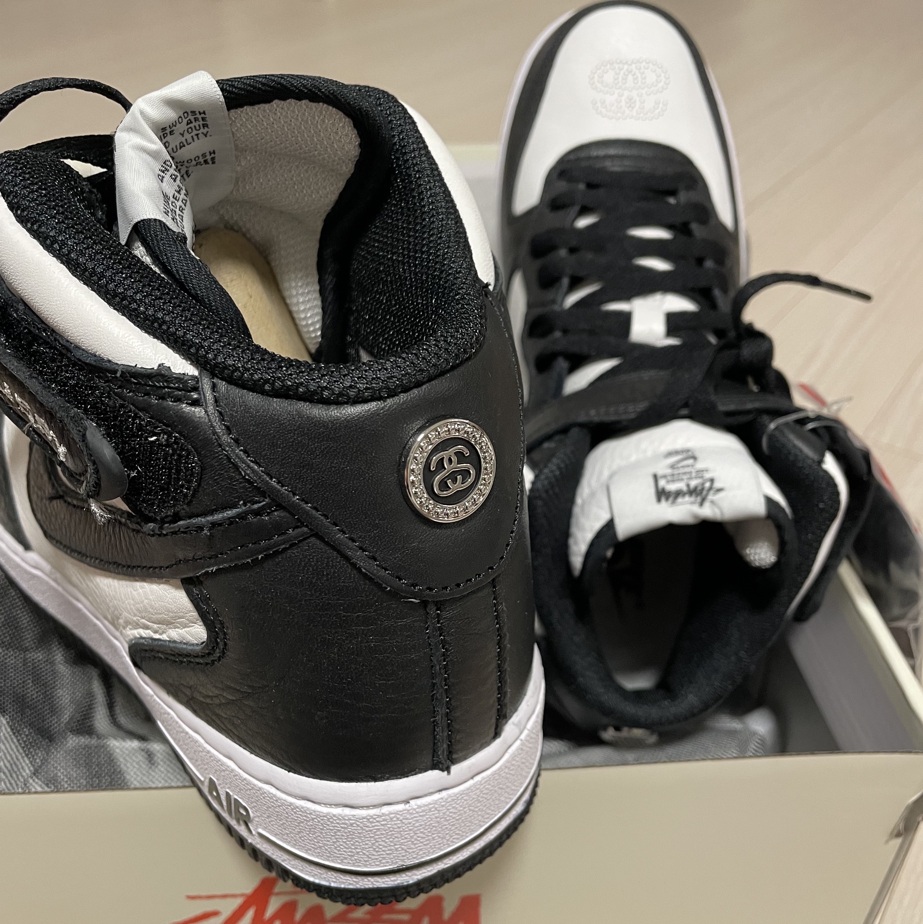Nike x Stussy Air Force 1 '07 Mid SP Black and Light Bone 착용 스타일 - 3