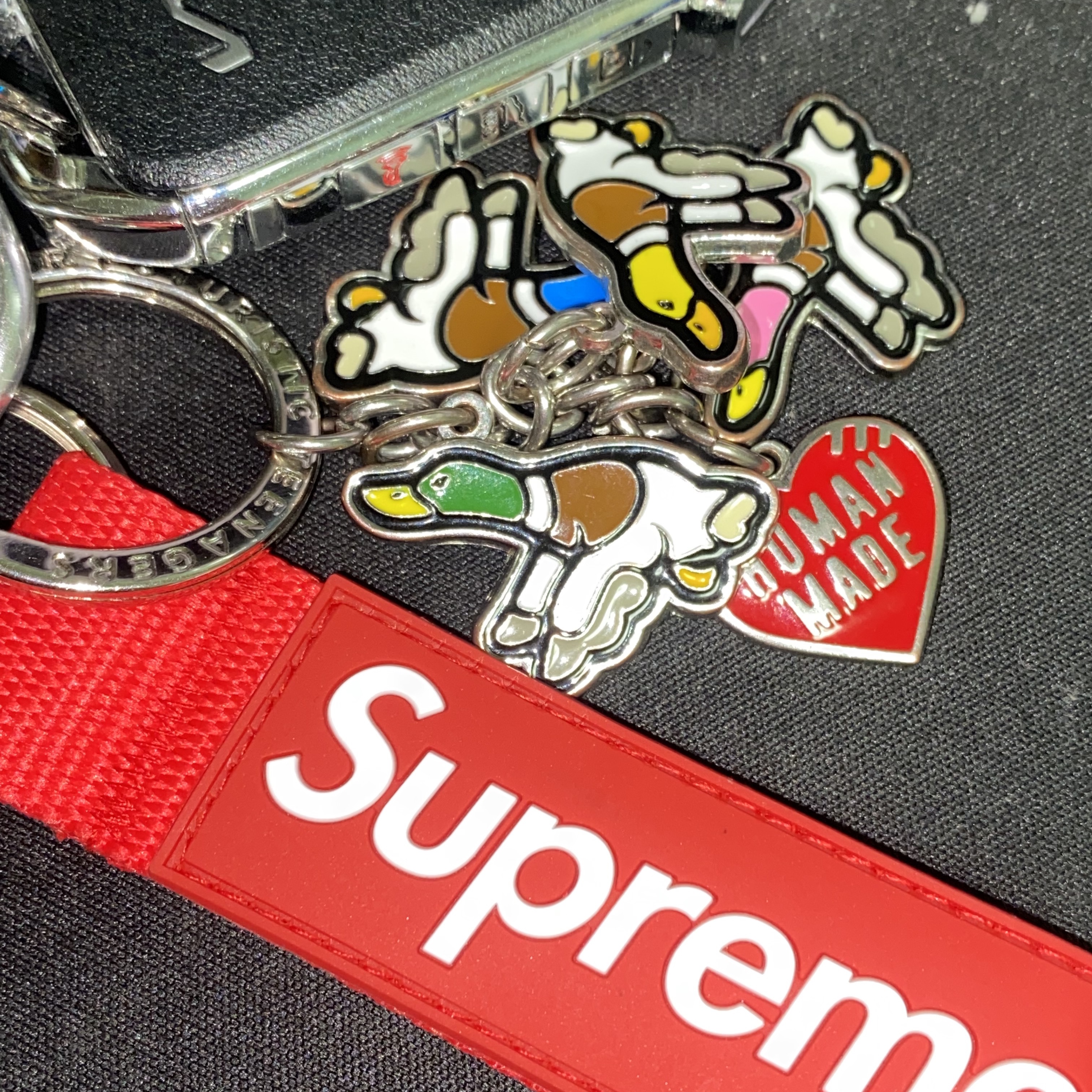 Supreme Webbing Keychain Red - 23SS 착용 스타일