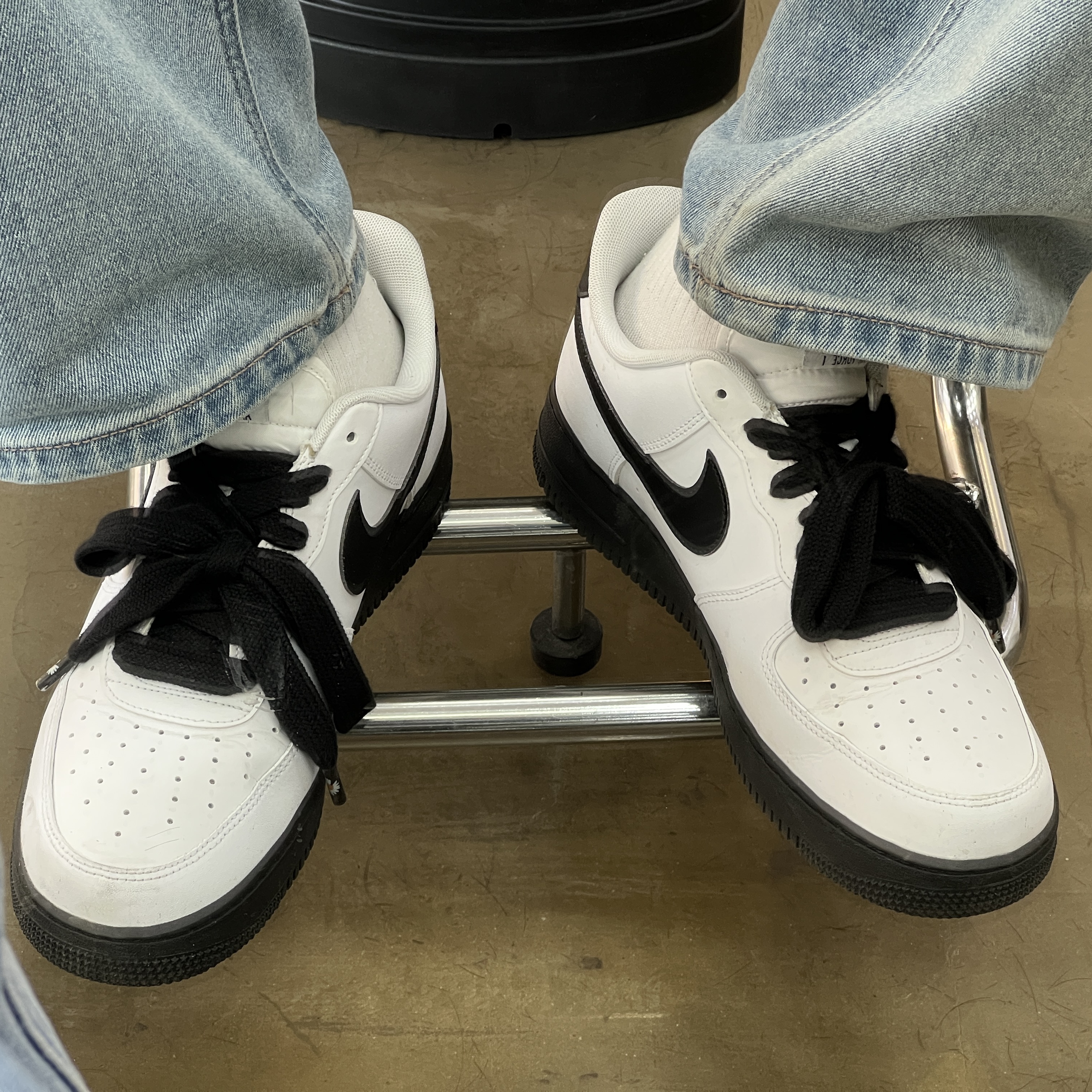 Nike Air Force 1 Low White Black Midsole 착용 스타일