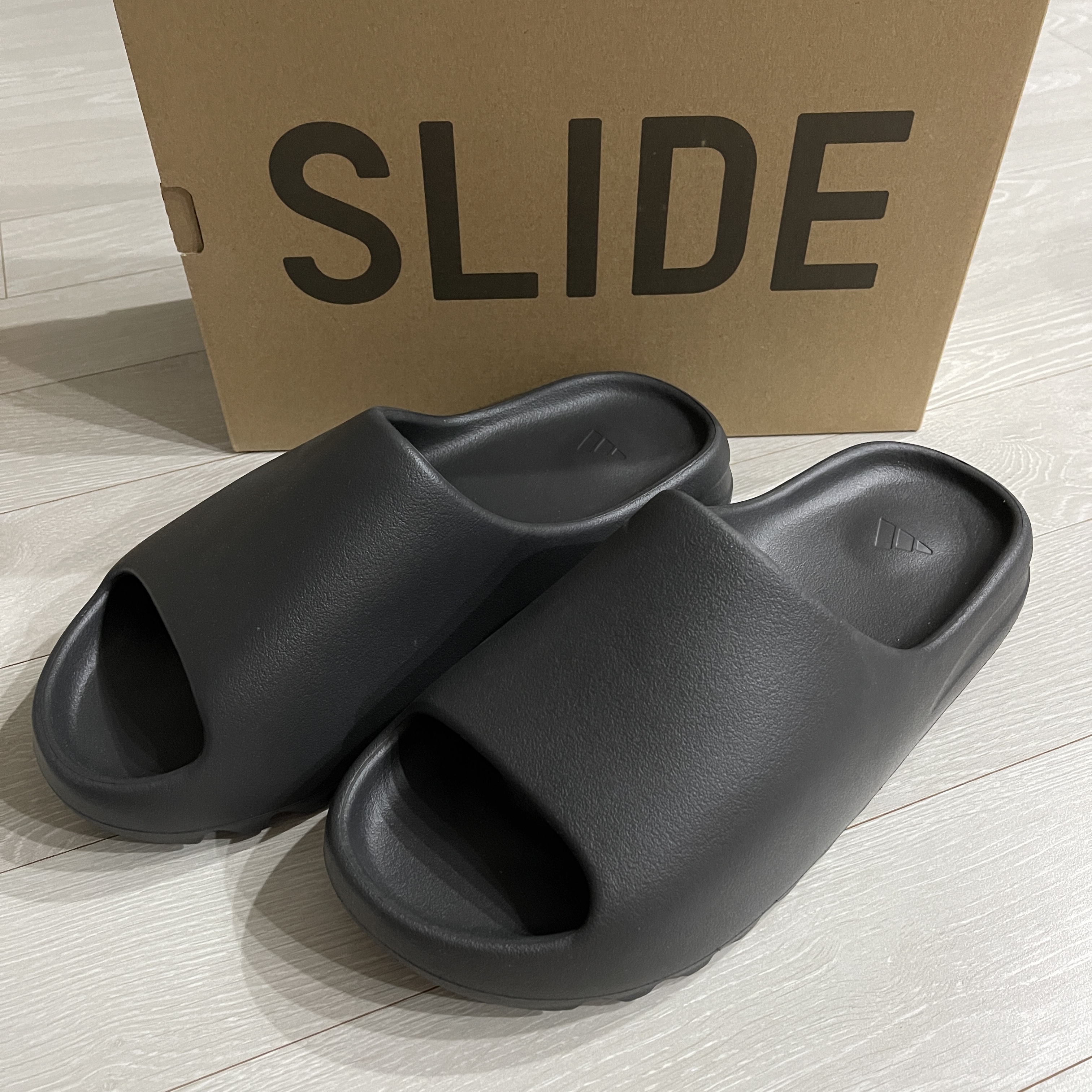 Adidas Yeezy Slide Pure - Re-Release Ver., Adidas Yeezy Slide Onyx 착용 스타일 - 2
