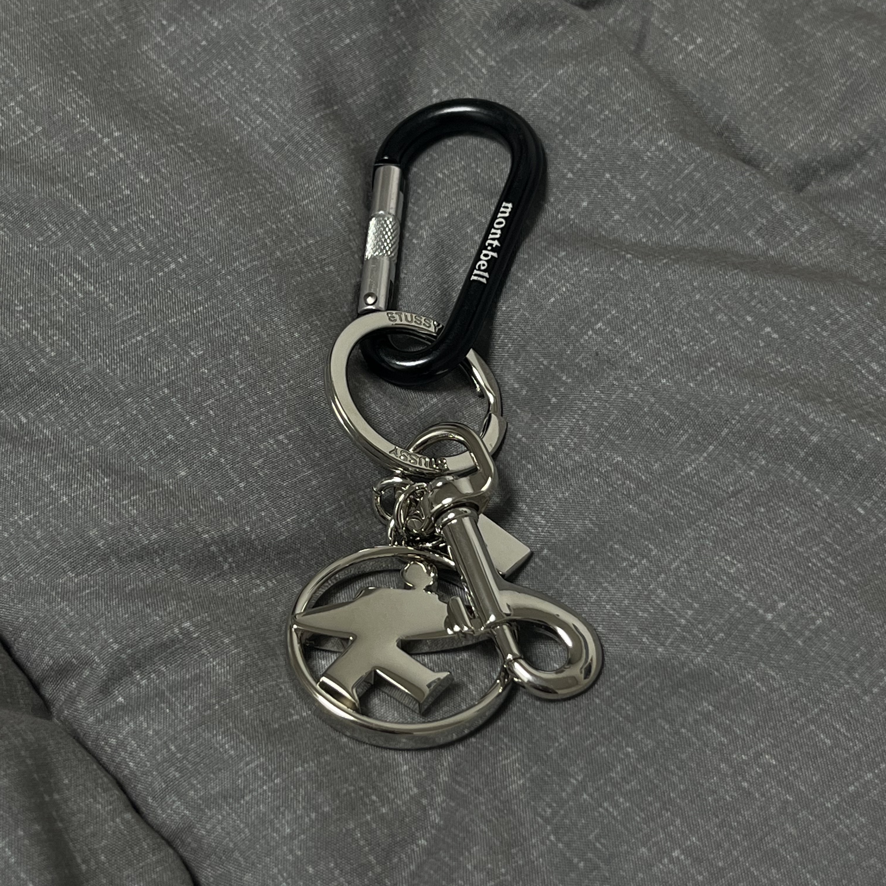 Stussy Surfman Keychain Silver 착용 스타일