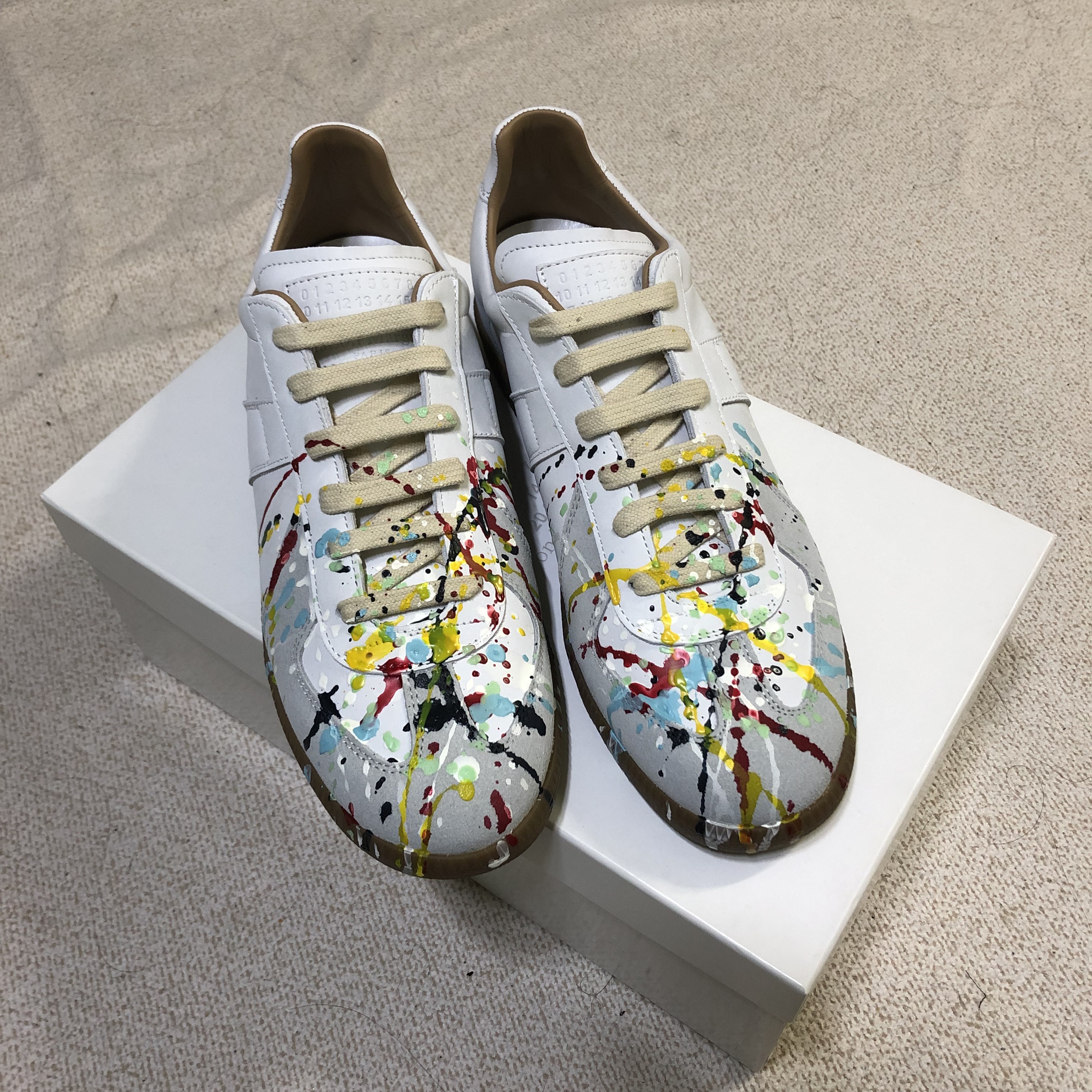 (W) Maison Margiela Replica Paint Drop Sneakers Grey 착용 스타일