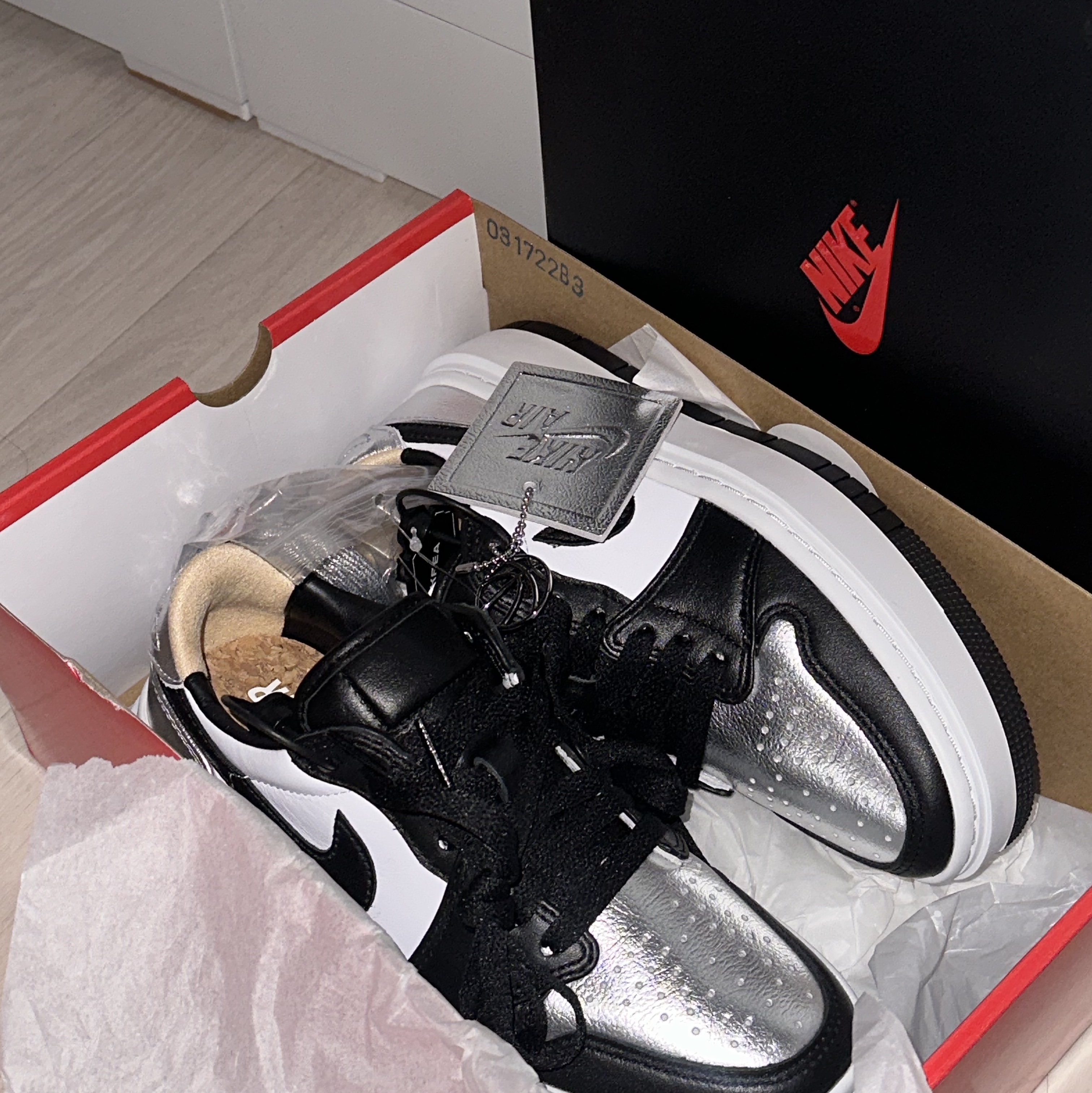 (W) Jordan 1 Elevate Low SE Metallic Silver 착용 스타일 - 2