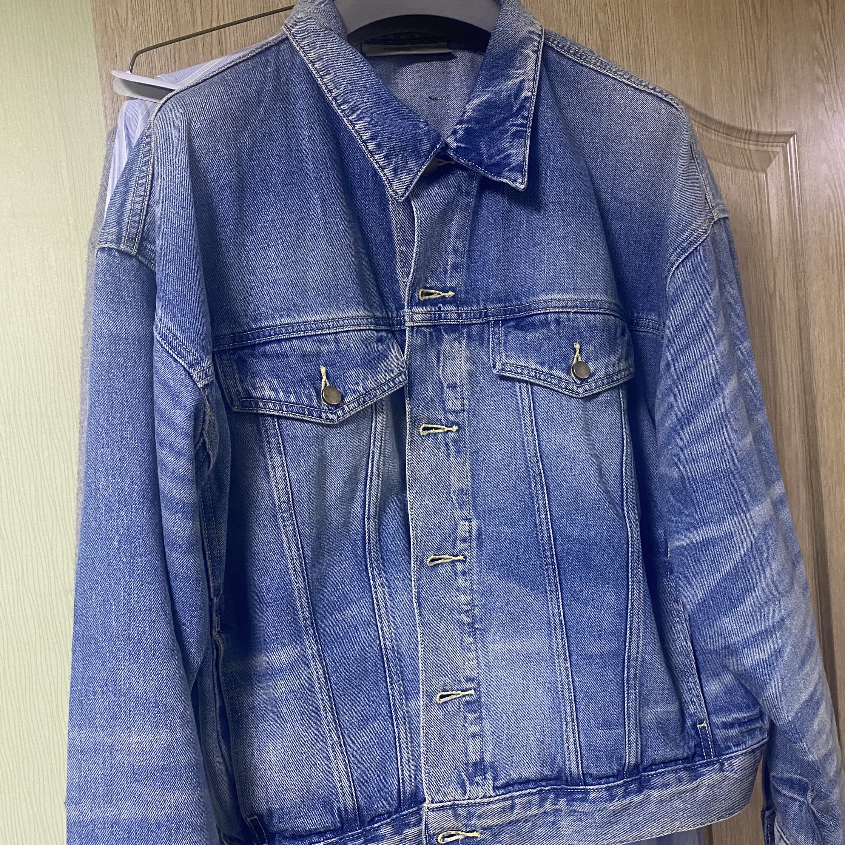 Essentials Trucker Jacket Indigo 착용 스타일 - 1