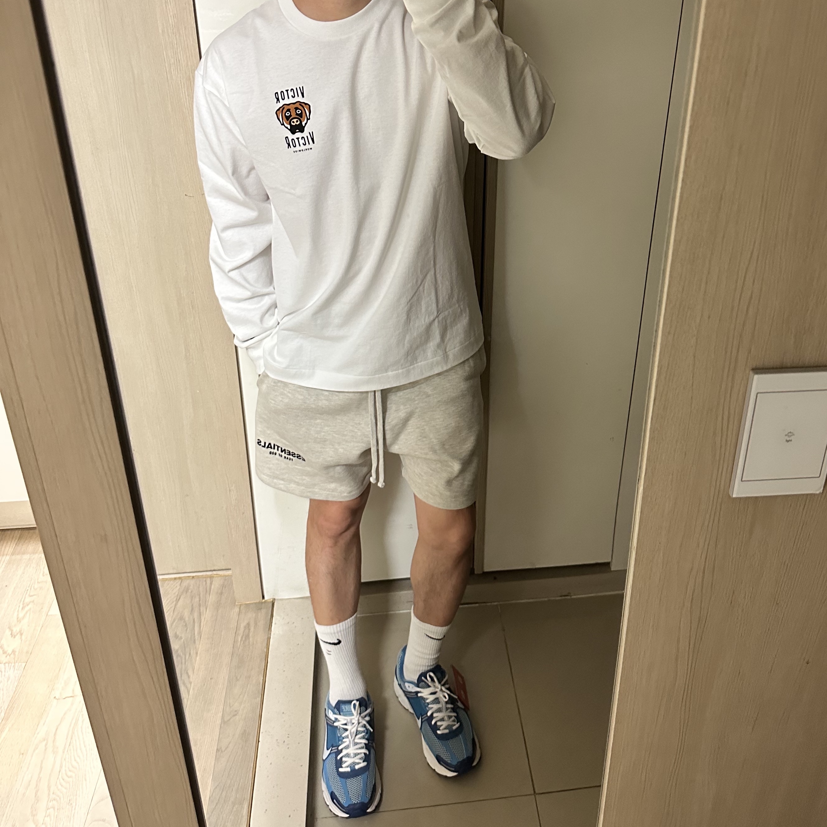 나이키 줌 보메로 5 미스틱 네이비 앤 원 블루, 휴먼 메이드 하트 뱃지 티셔츠 블랙 착용 스타일 - 1