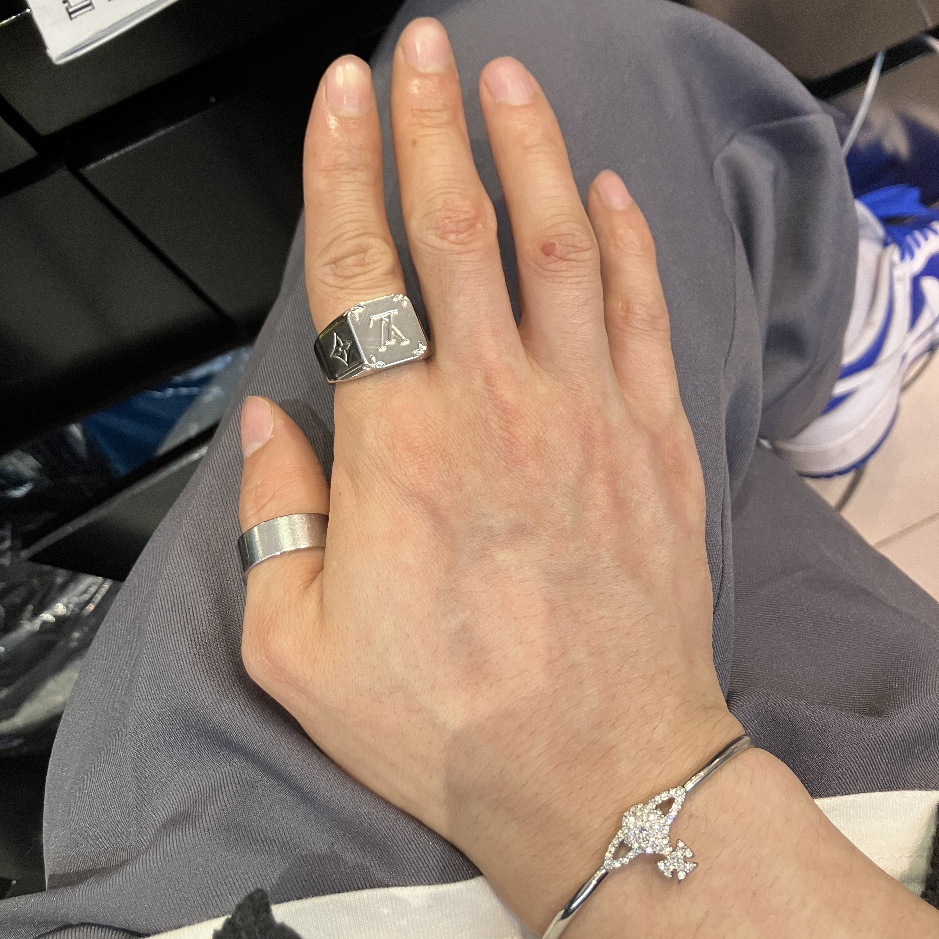 Vivienne Westwood Grace Bas Relief Open Bangle Silver, Louis Vuitton Monogram Signet Ring Palladium 착용 스타일