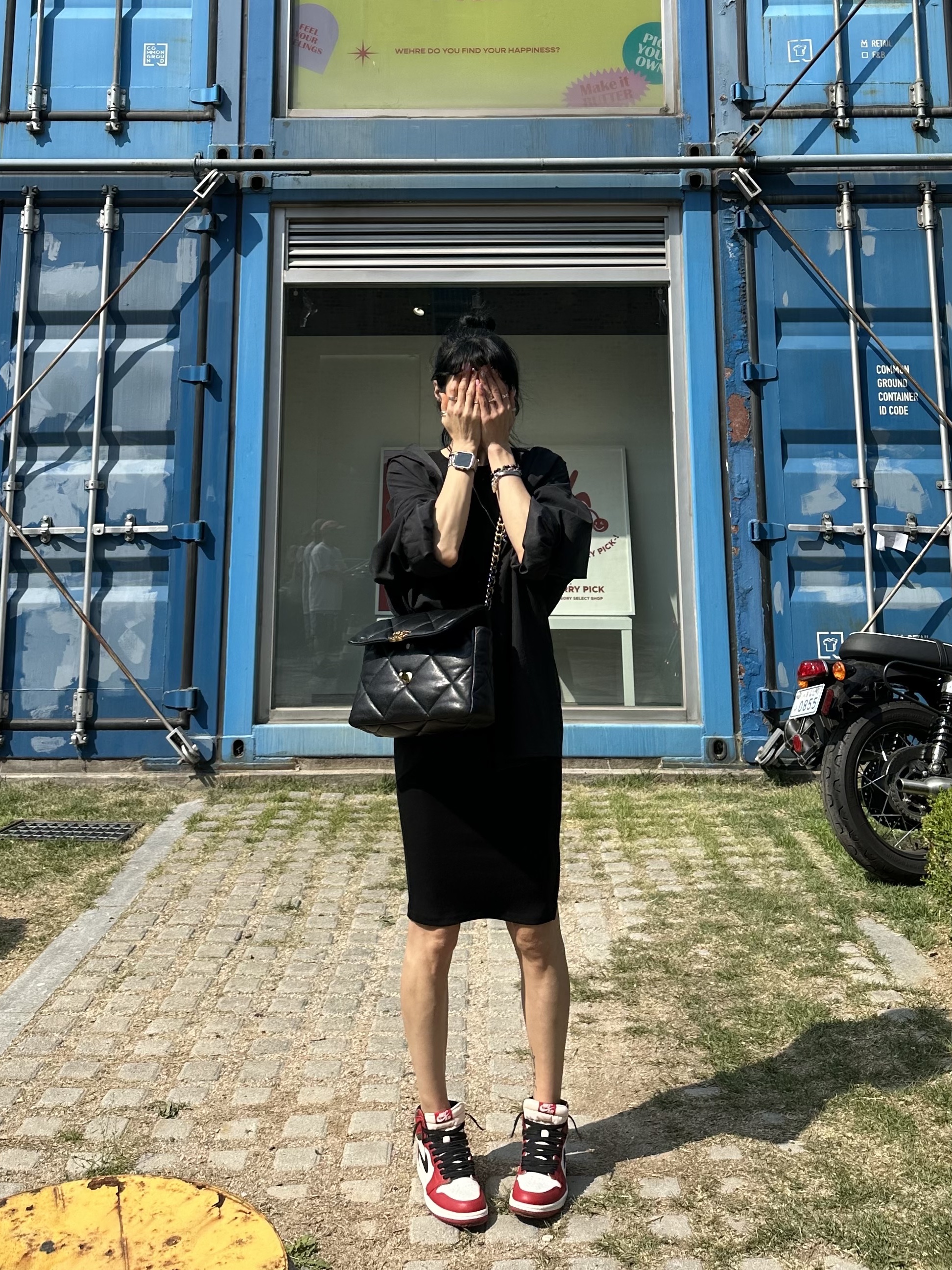 샤넬 19 라지 핸드백 고트스킨 & 골드 메탈 블랙, 조던 1 레트로 하이 OG 시카고 2022 착용 스타일 - 2