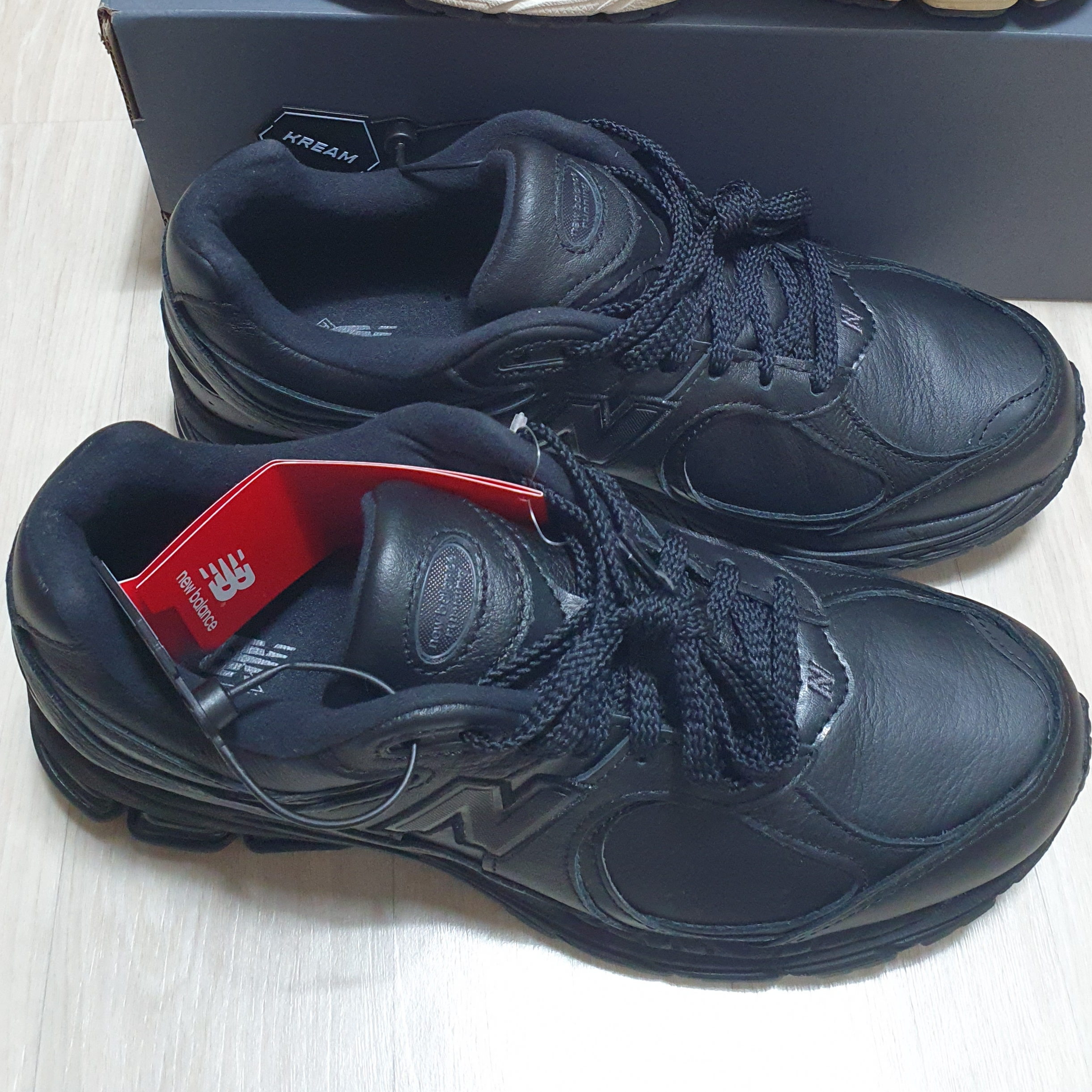 New Balance 2002R Triple Black 착용 스타일