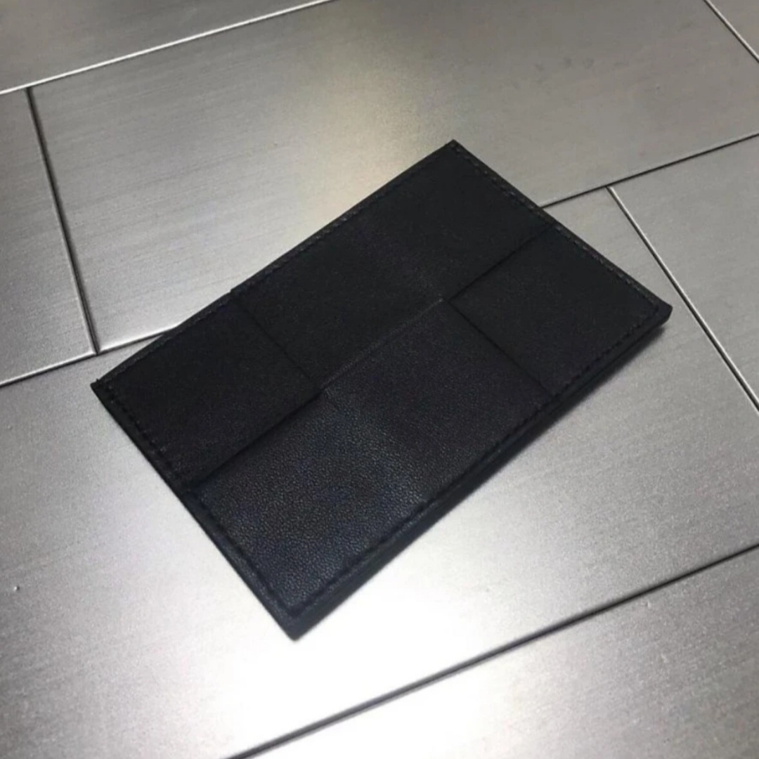 Bottega Veneta Credit Card Case Calfskin Black 착용 스타일