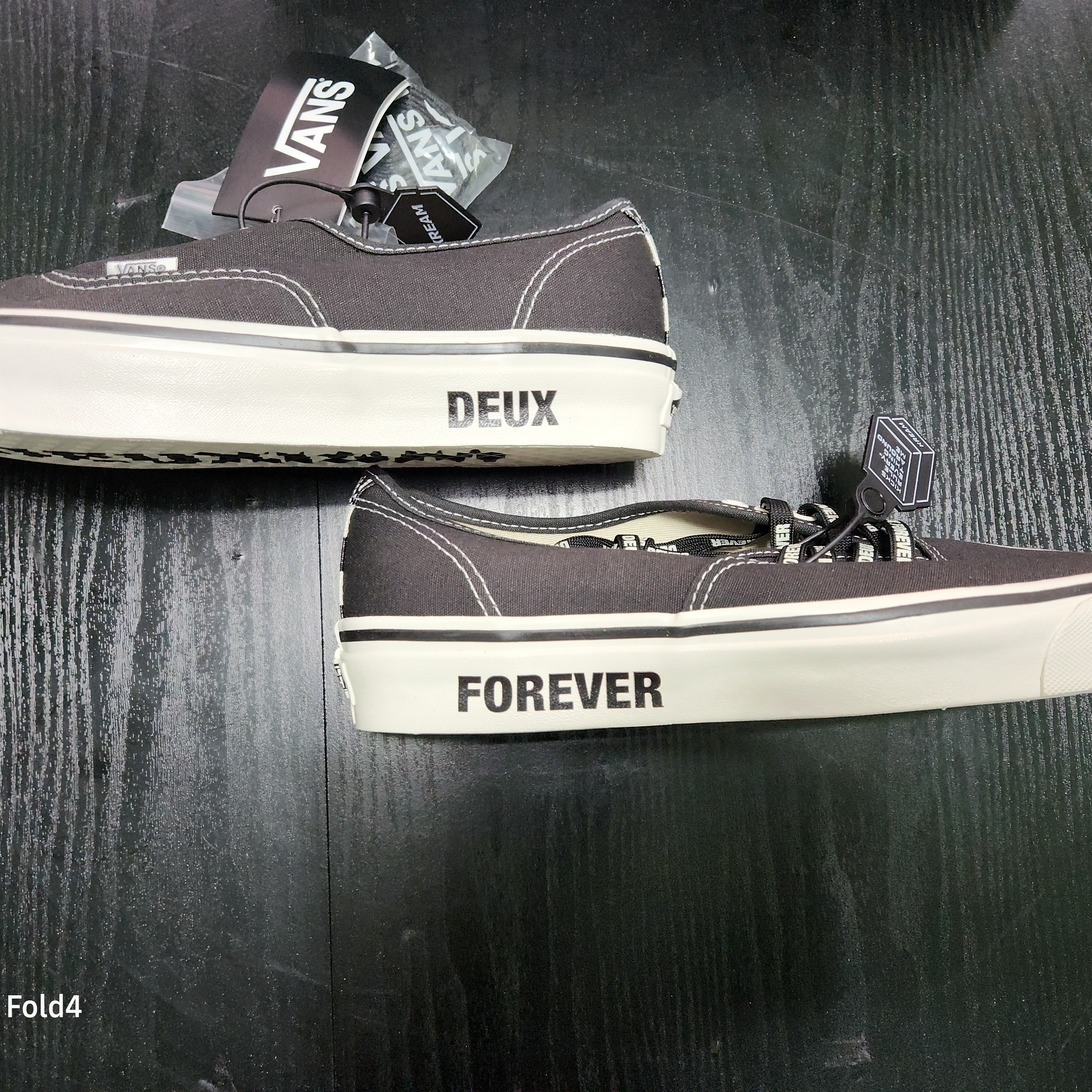 Vans x Deux Authentic 44 DX Black 착용 스타일 - 3