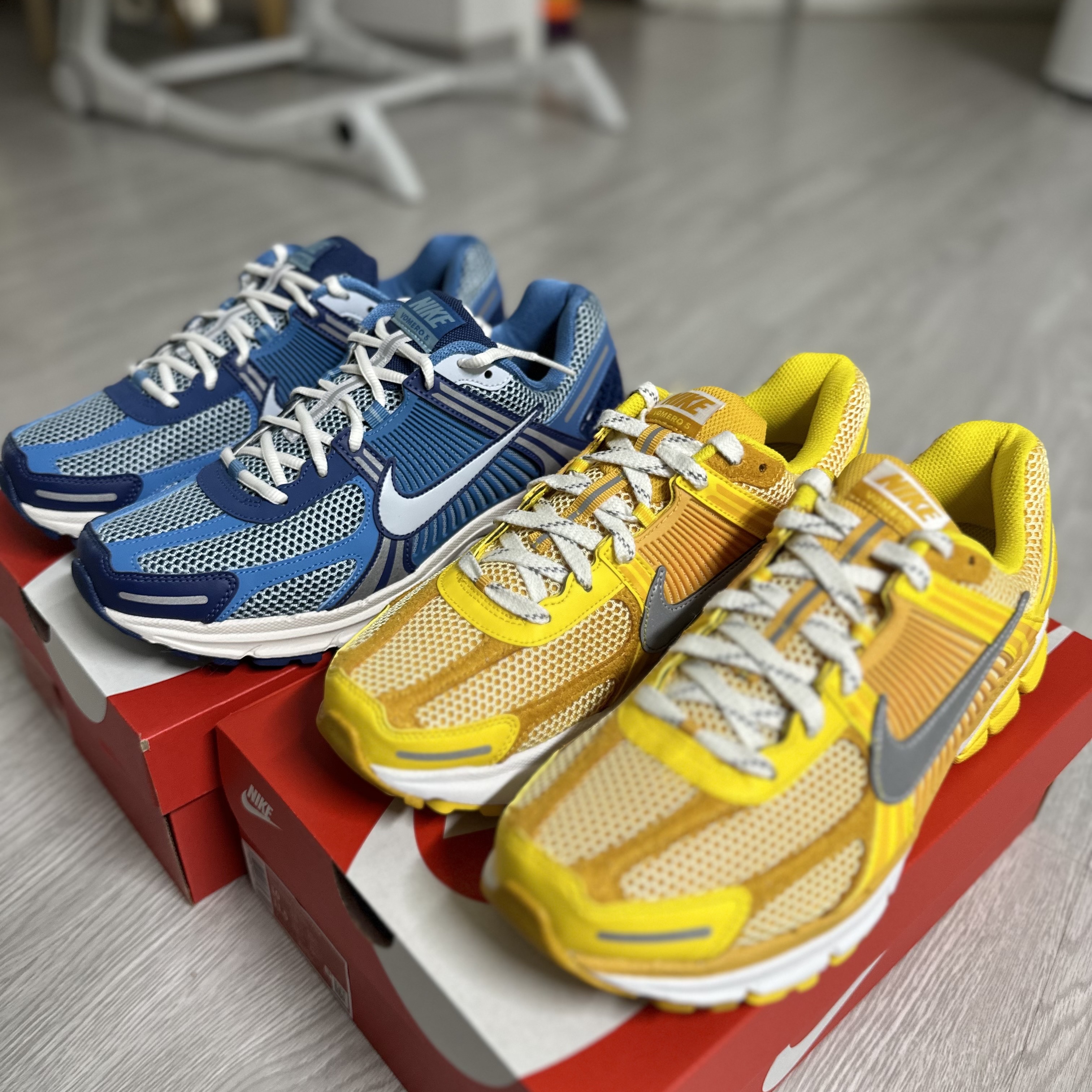 Nike Zoom Vomero 5 Yellow Ochre, Nike Zoom Vomero 5 Mystic Navy and Worn Blue 착용 스타일 - 3