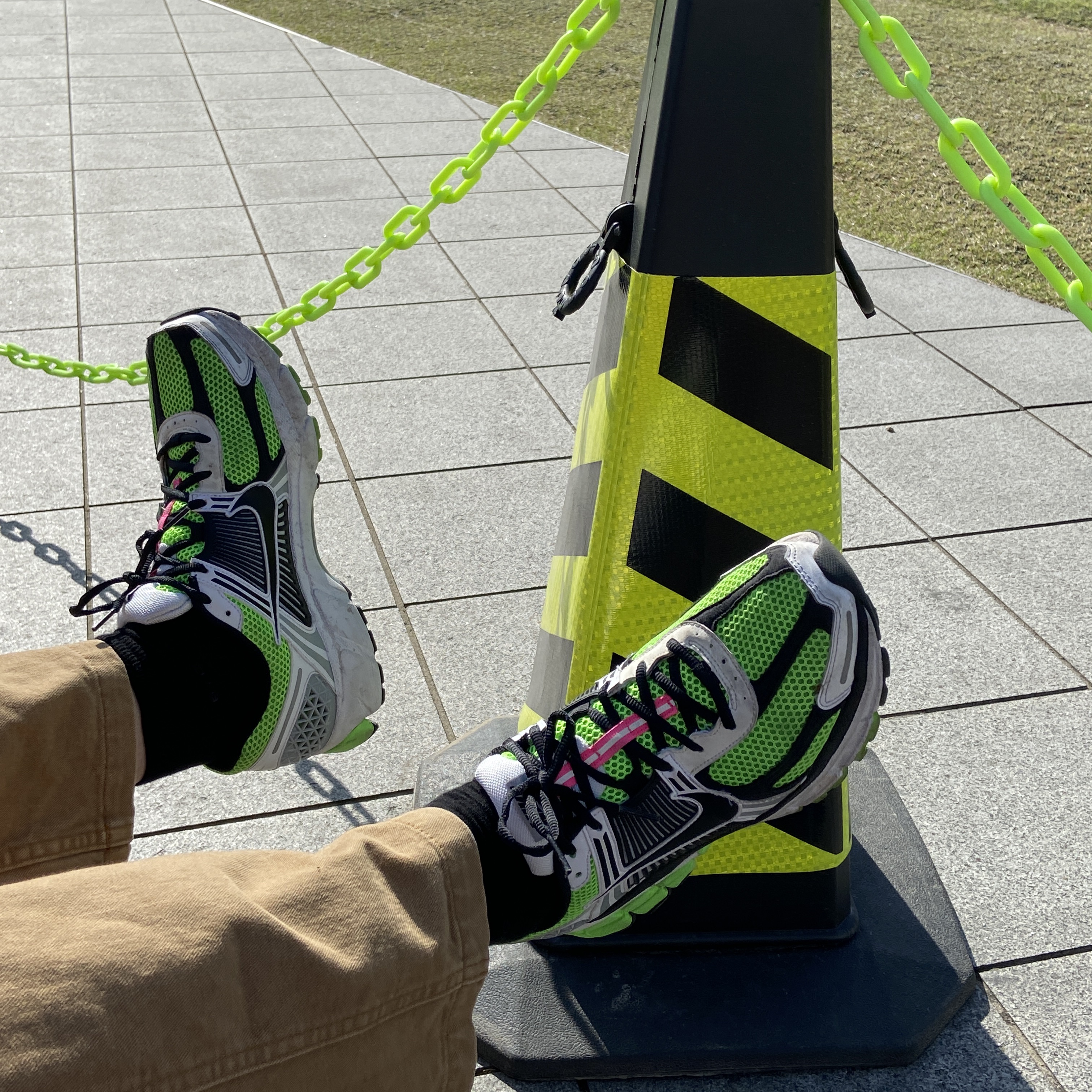 Nike Zoom Vomero 5 Electric Green Black 착용 스타일