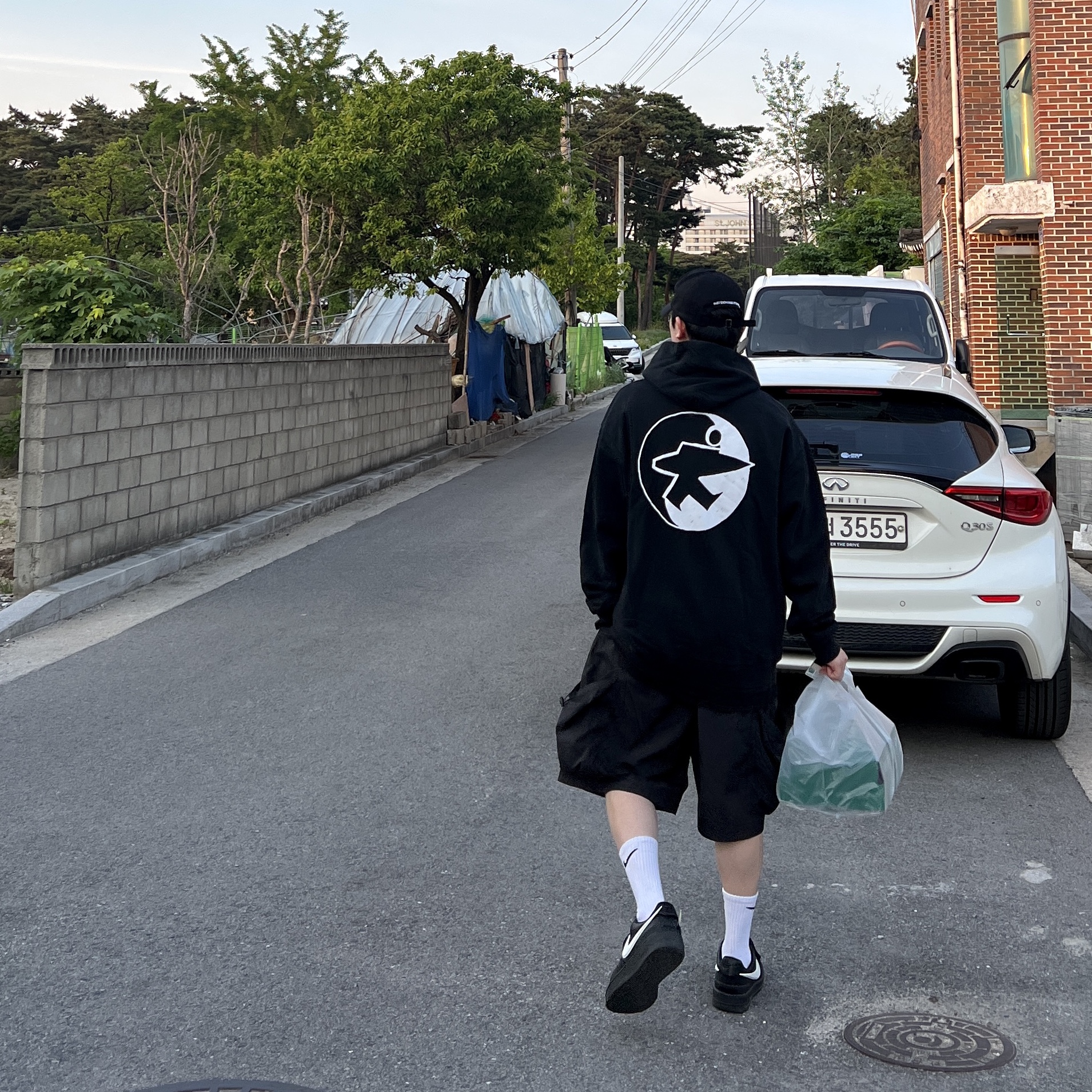 Stussy x Our Legacy Work Shop Surfman Pigment Dyed Hoodie Black, Nike x Ambush Air Force 1 Low SP Black 착용 스타일