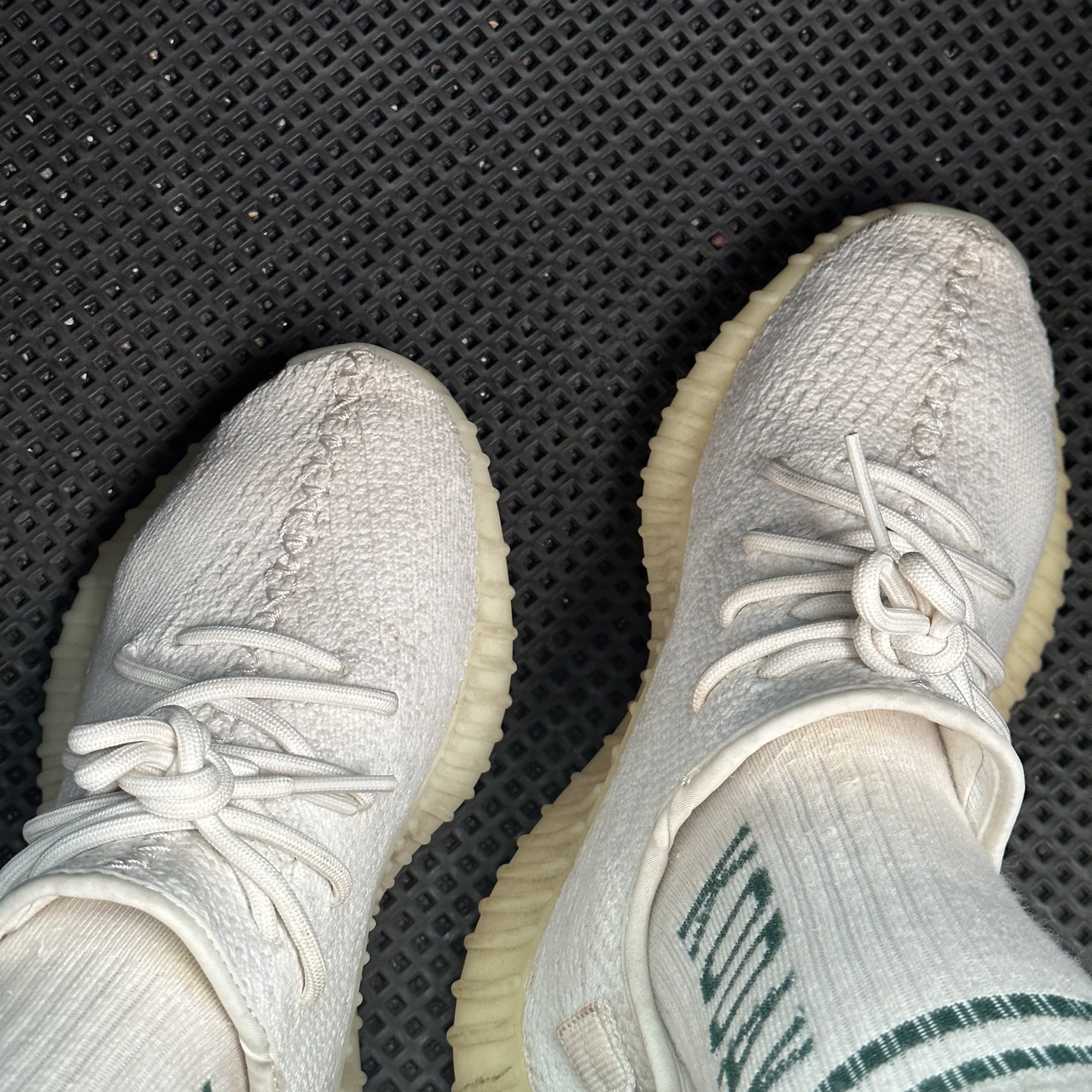 Adidas Yeezy Boost 350 V2 Cream/Triple White 착용 스타일