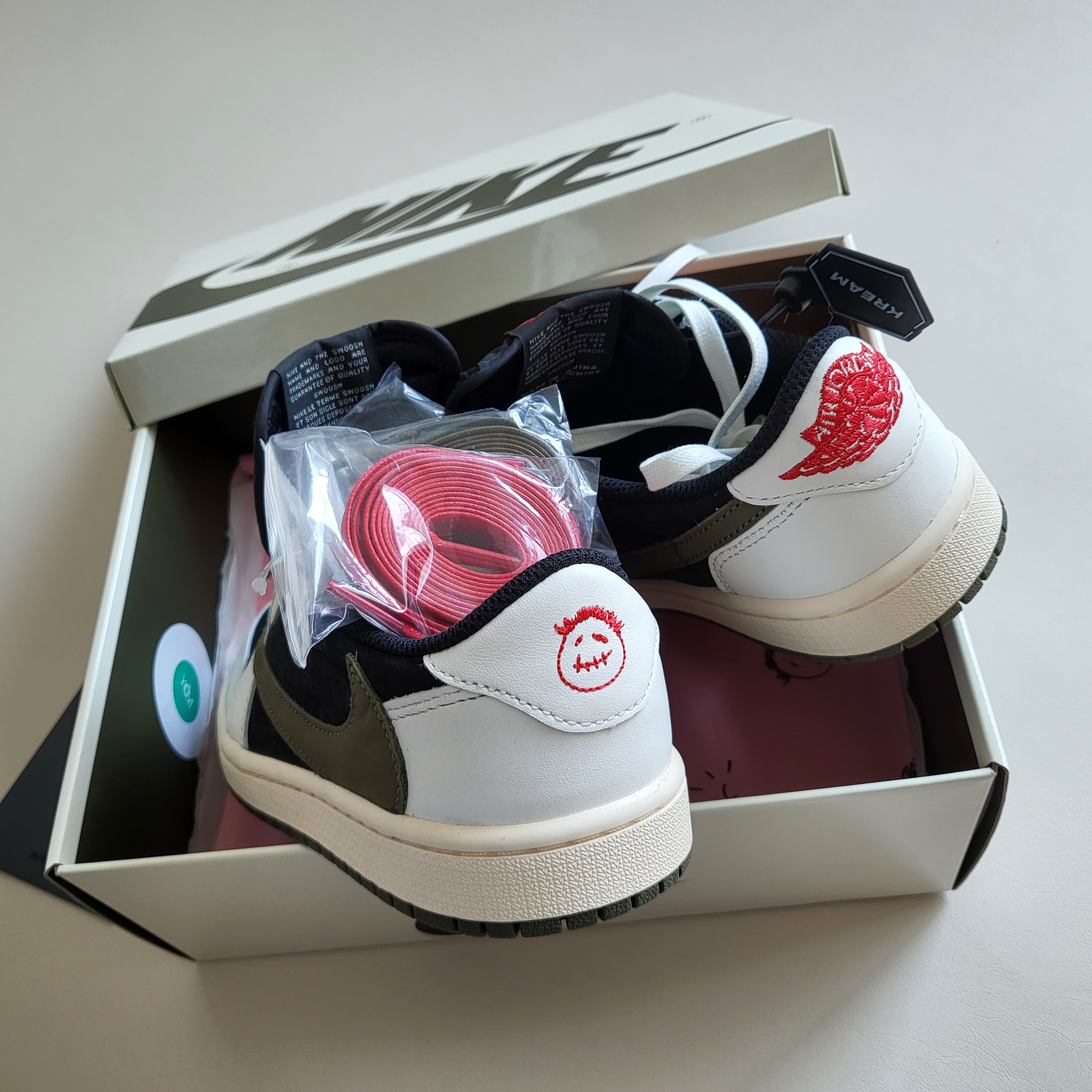 (W) Jordan 1 x Travis Scott Retro Low OG SP Medium Olive 착용 스타일 - 3