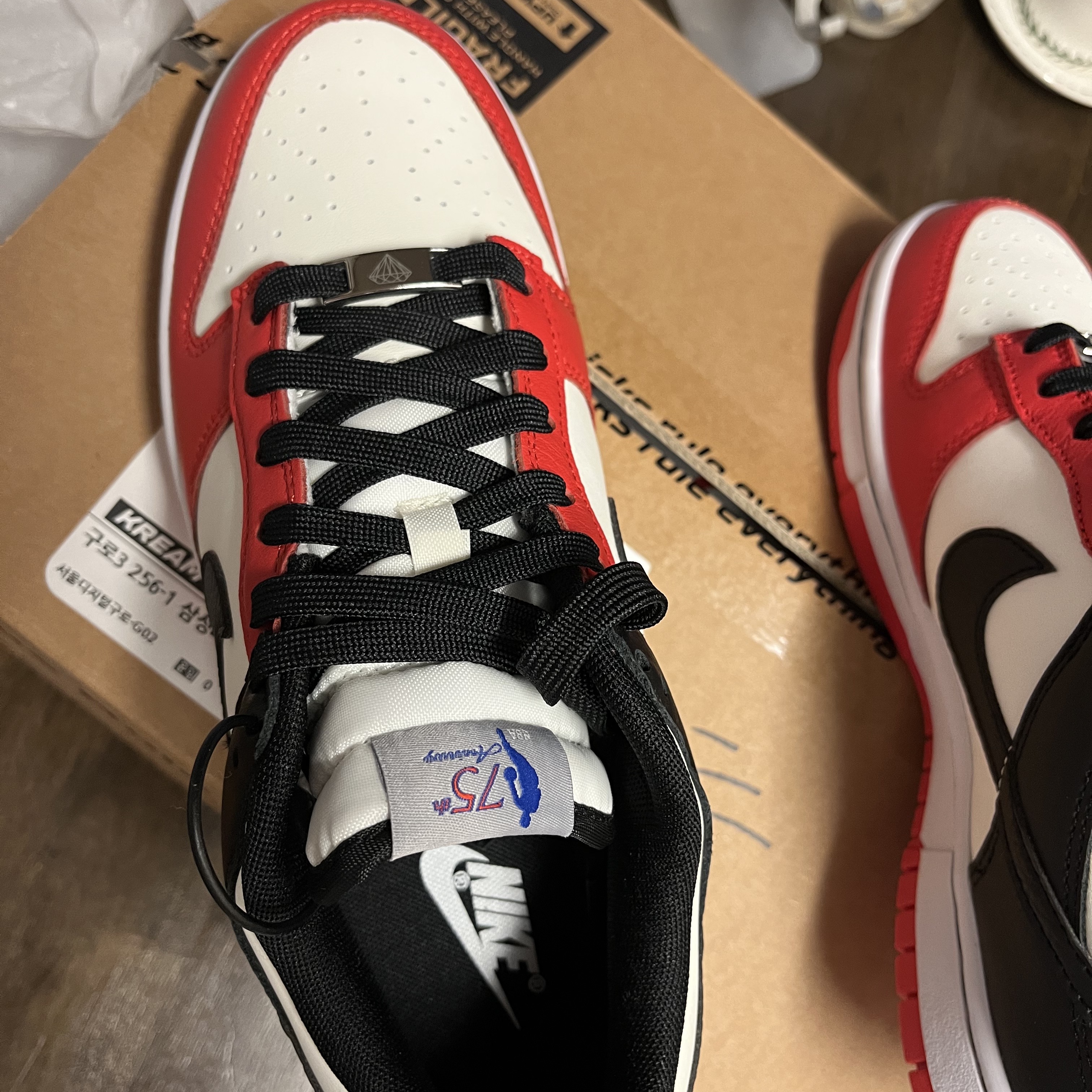 Nike x NBA Dunk Low Retro EMB Black and Chile Red 착용 스타일 - 1