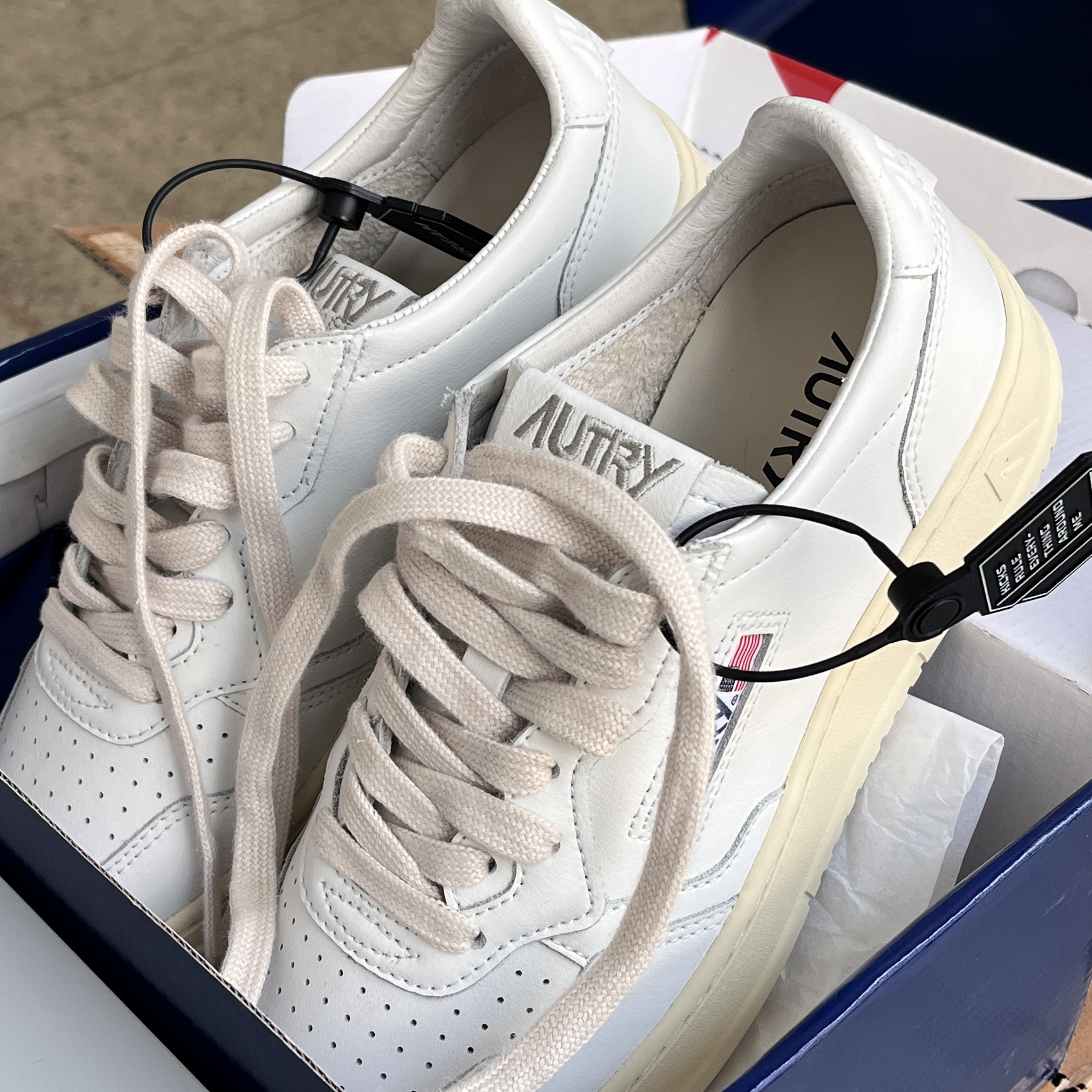 (W) Autry Medalist Low Leather Sneakers White 착용 스타일