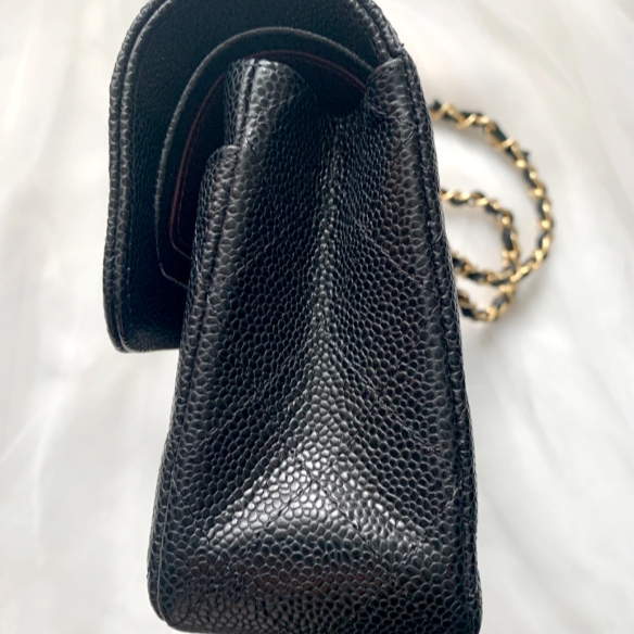 Chanel Small Classic Handbag Grained Calfskin & Gold Black 착용 스타일 - 4