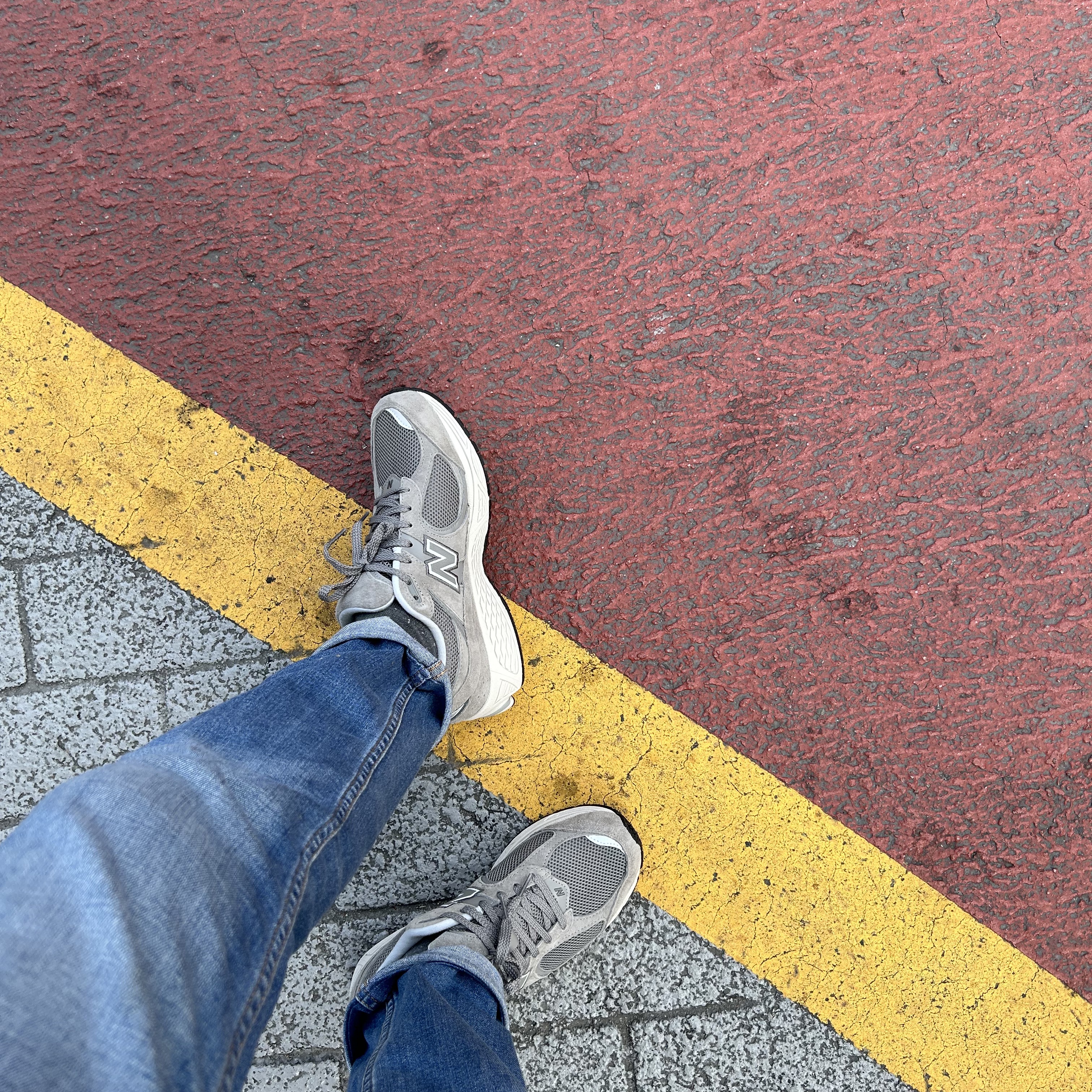 New Balance 2002R Grey 착용 스타일