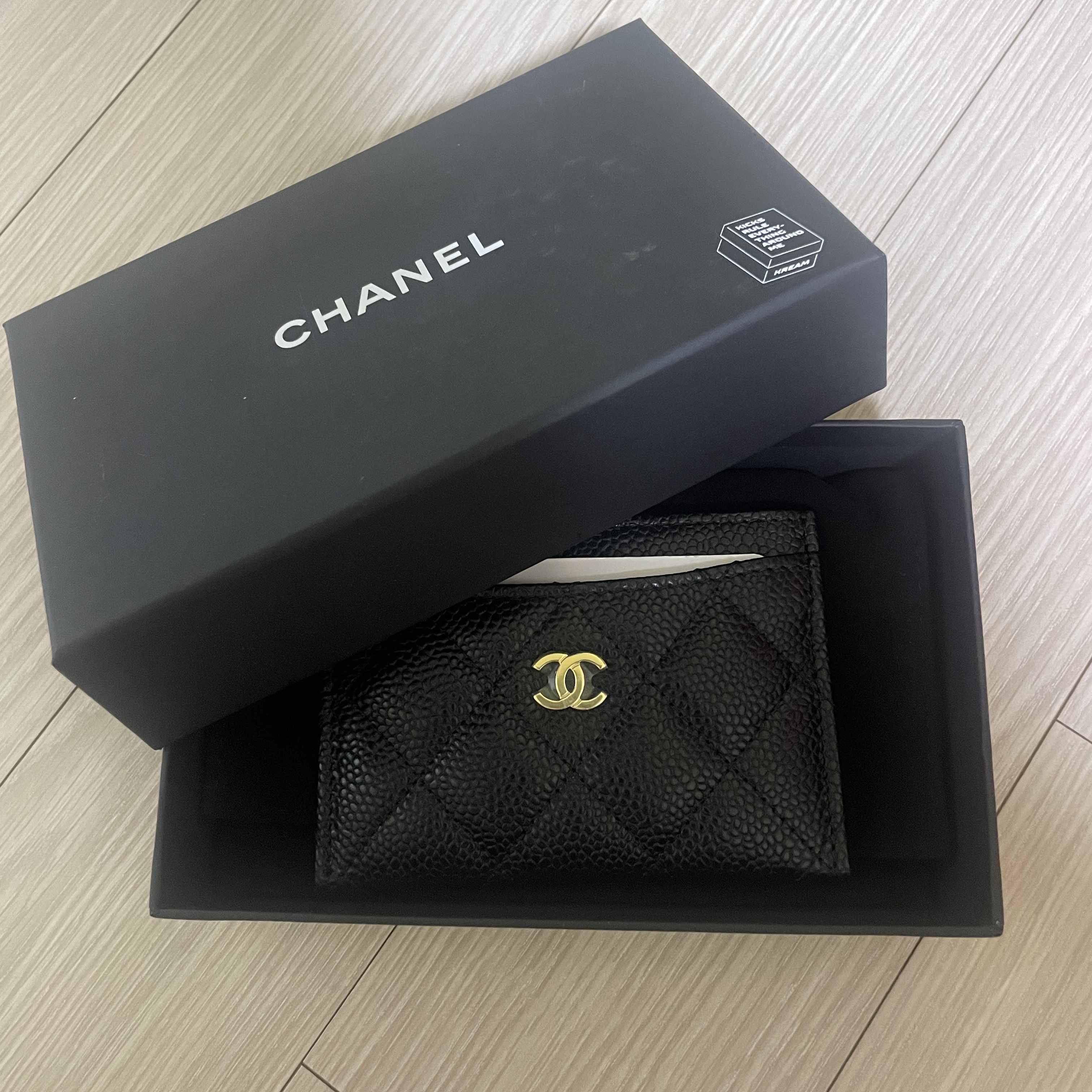 Chanel Classic Card Holder Grained Calfskin & Gold Black 착용 스타일