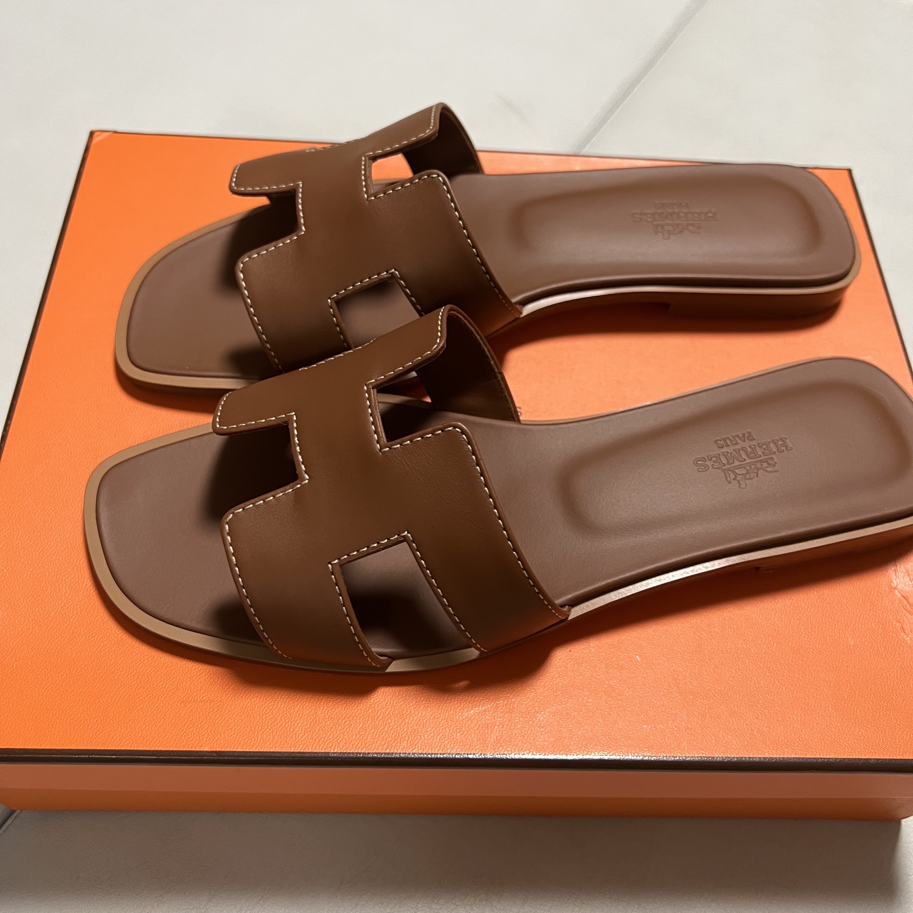 (W) Hermes Oran Sandal Calfskin & Gold Piqures Ecrues 착용 스타일