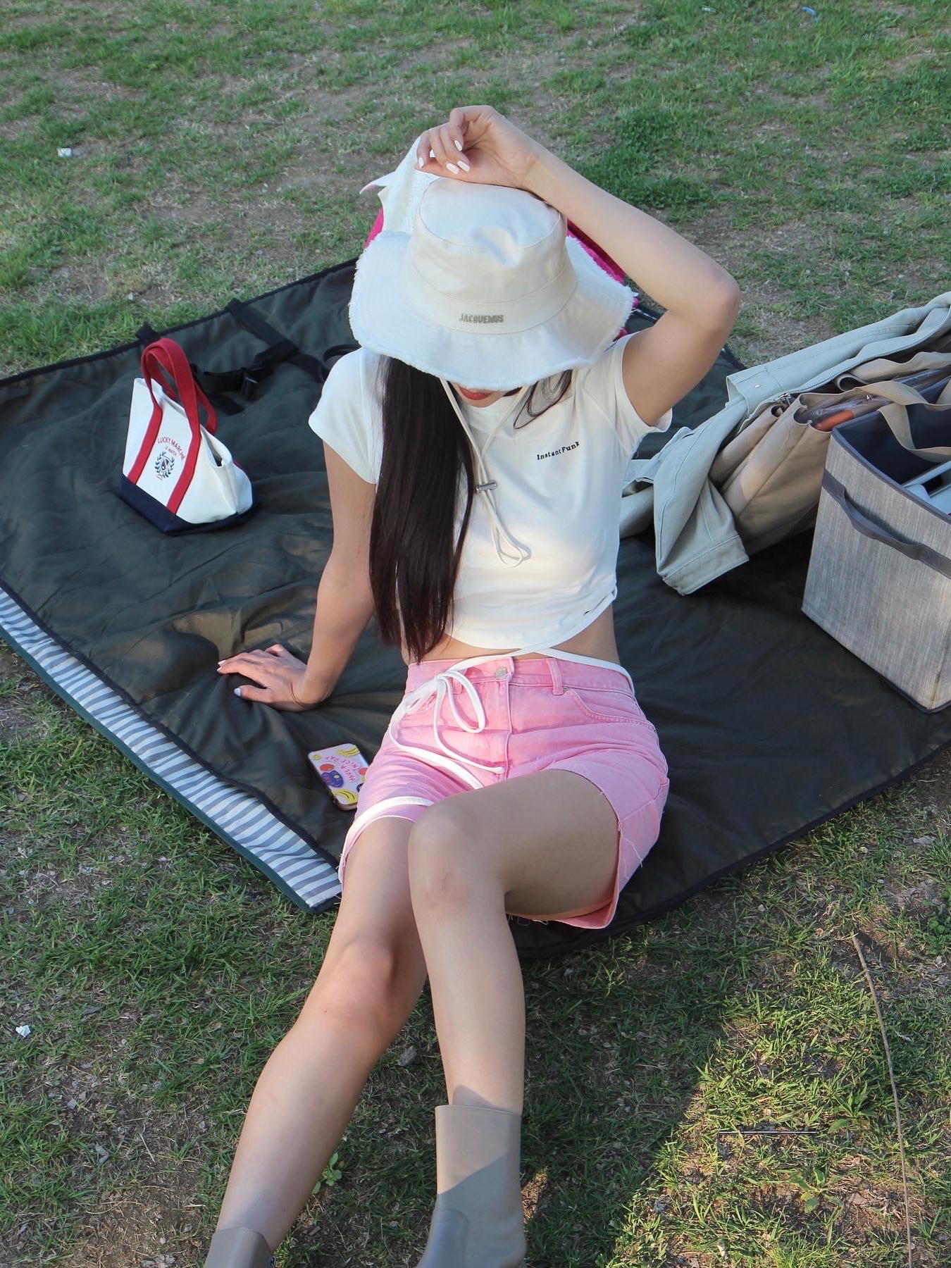 Jacquemus Le Bob Artichaut Bucket Hat Off White 착용 스타일 - 1