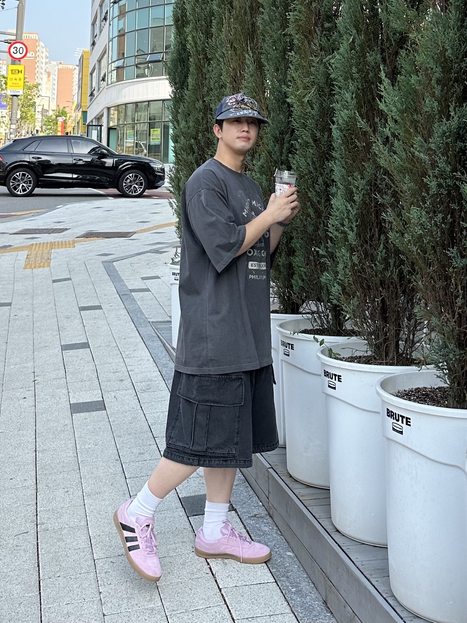 아디다스 x 마크 곤잘레스 알로하 슈퍼 라이트 오키드 코어 블랙 착용 스타일 - 3