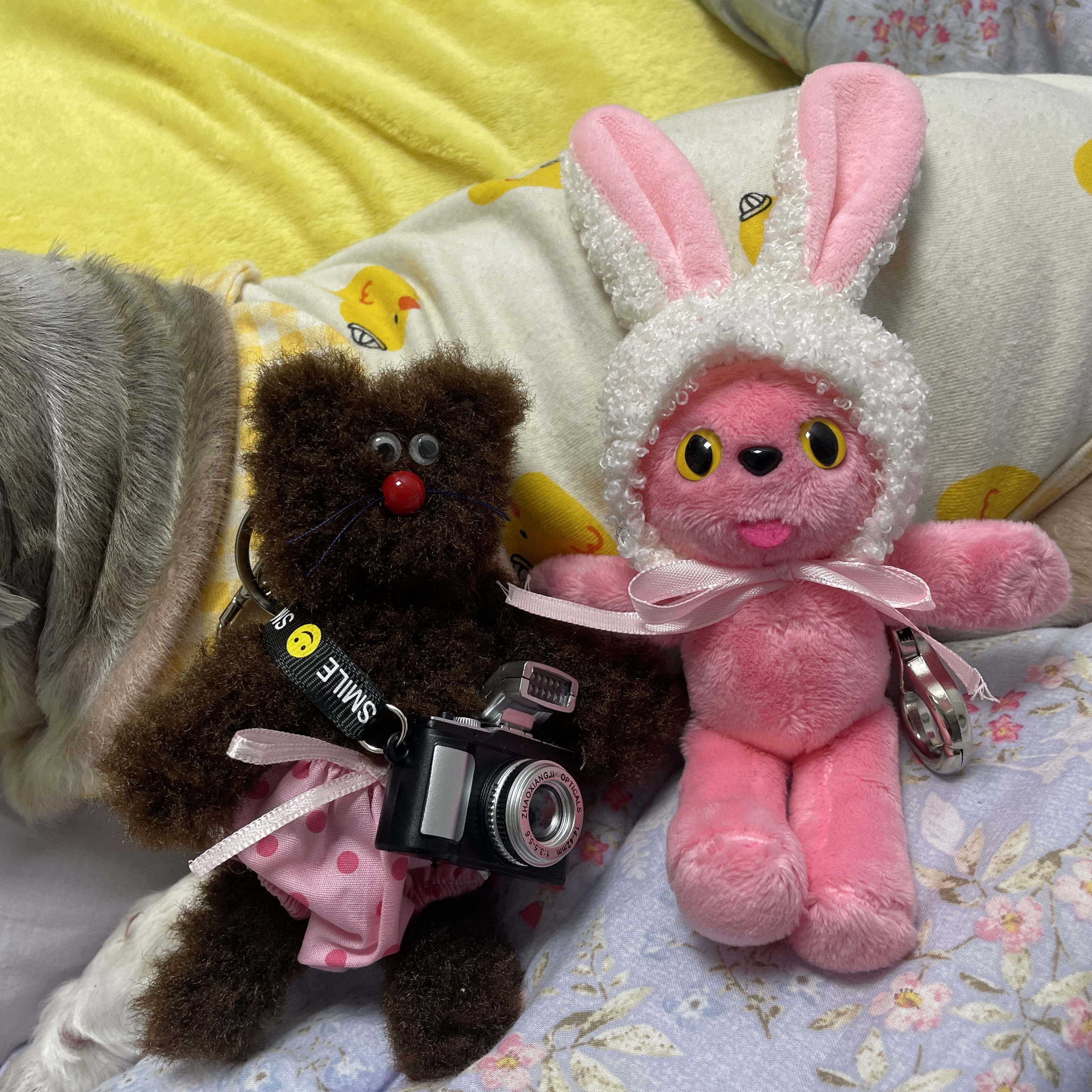 Monamhee Bred Keyring with Pink Pants Brown 착용 스타일