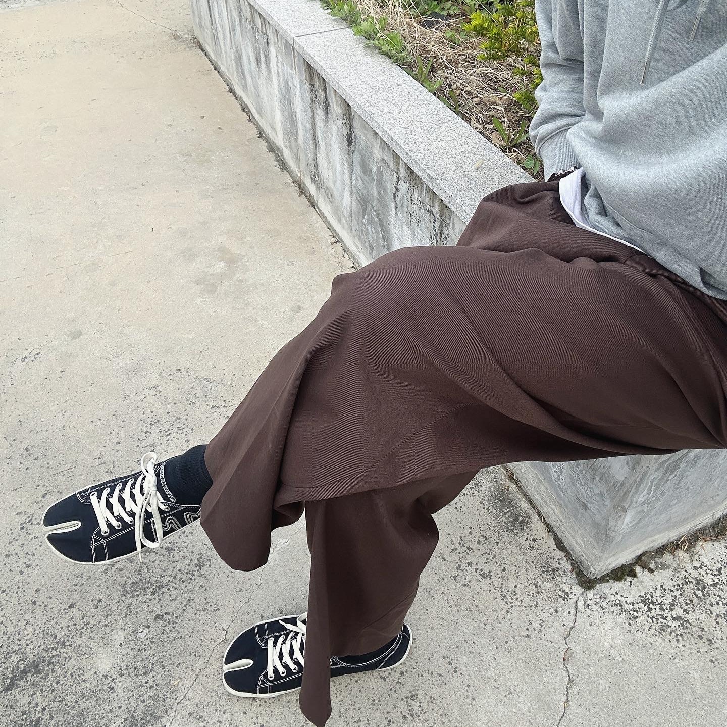 Maison Margiela Tabi Low Stitch MM Logo Black Ecru 착용 스타일 - 2