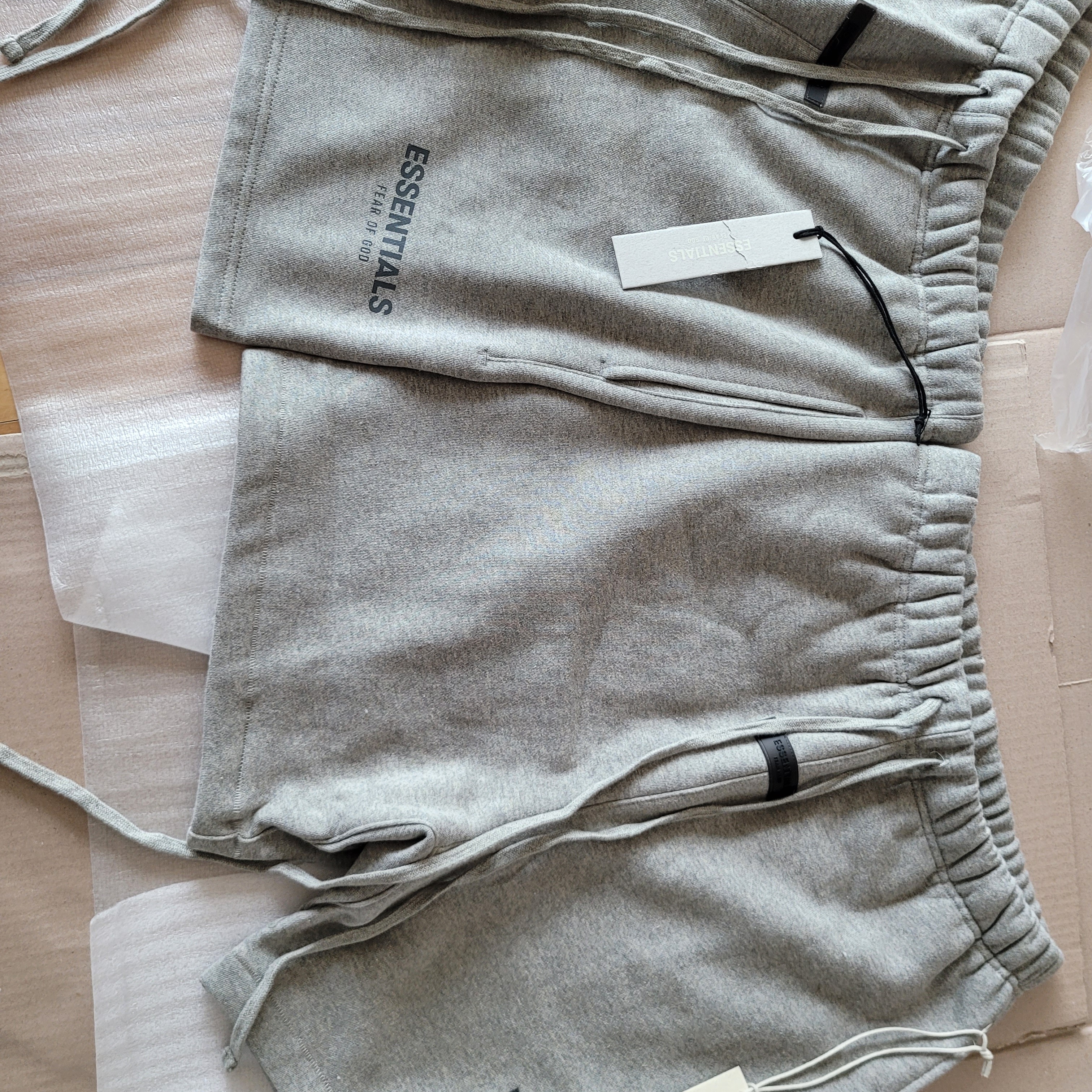 Essentials 1977 Shorts Dark Oatmeal - 22SS, Essentials The Core Collection Sweatshorts Heather Oatmeal 착용 스타일