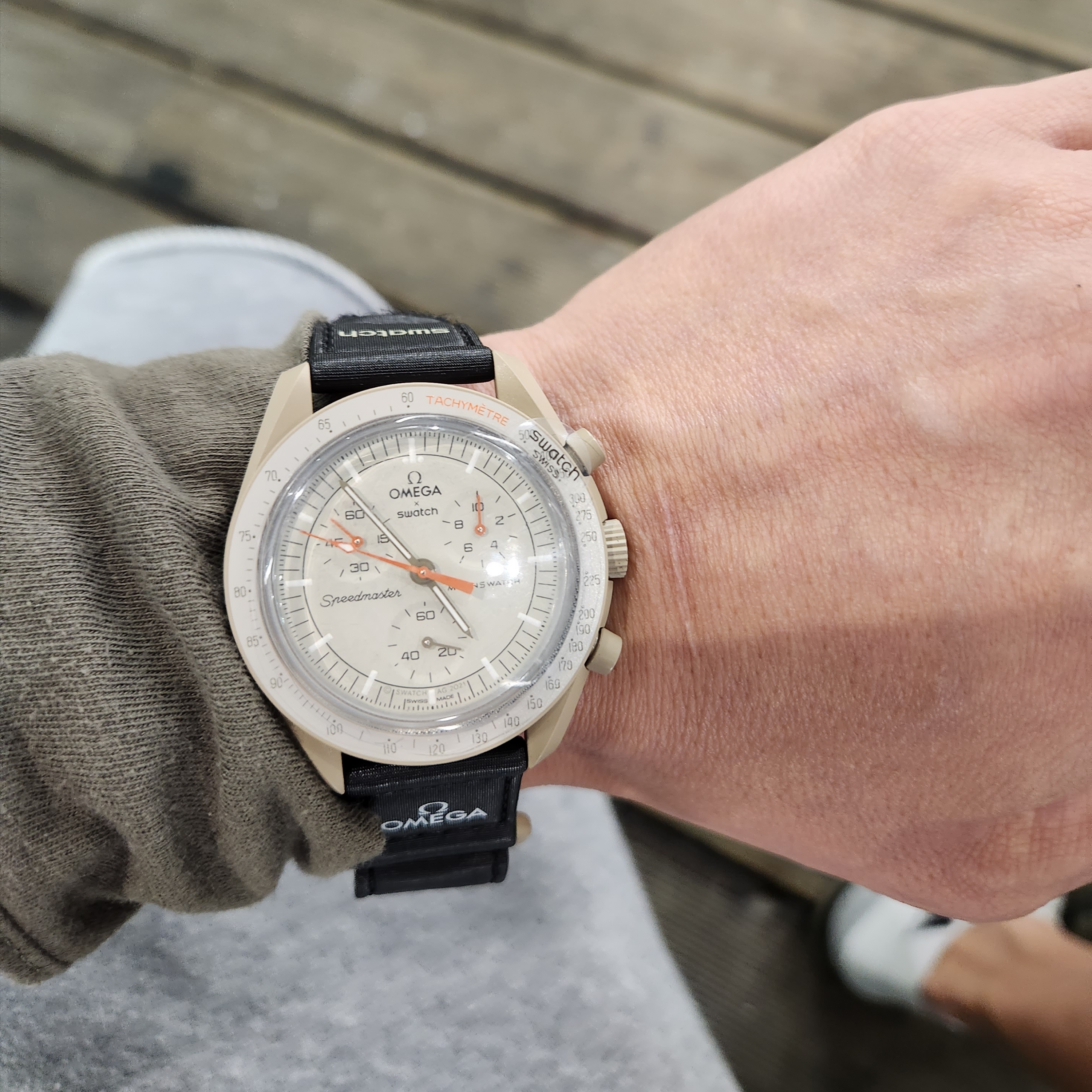Swatch x Omega Bioceramic MoonSwatch Mission To Jupiter 착용 스타일
