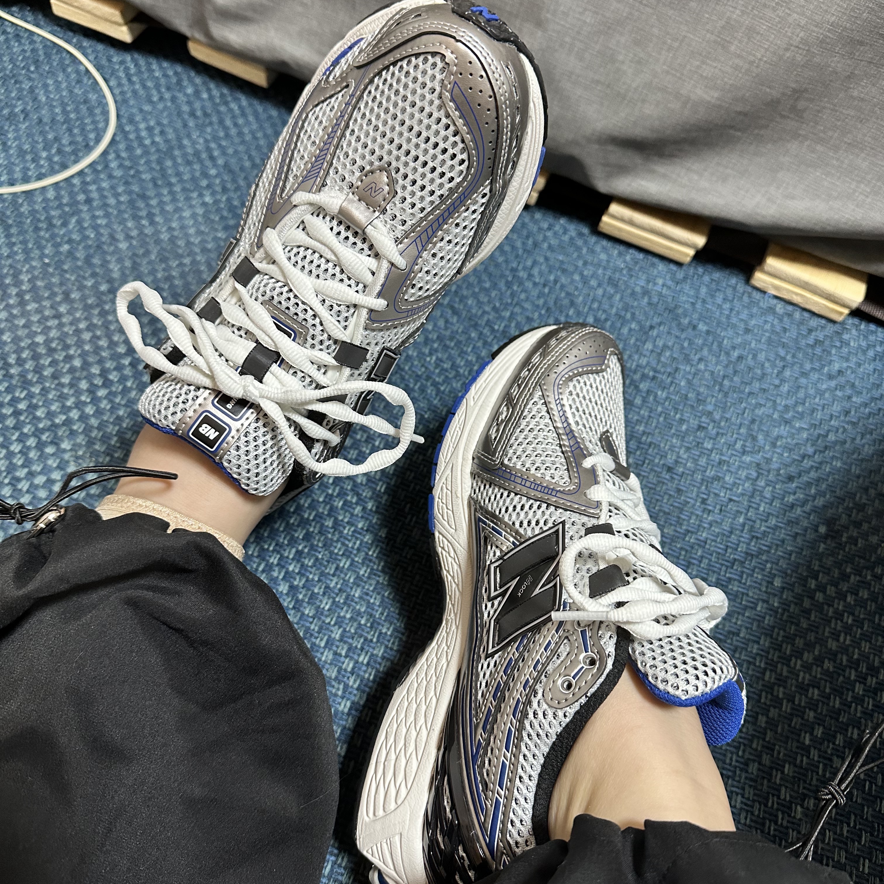 New Balance 1906R Silver Metallic 착용 스타일