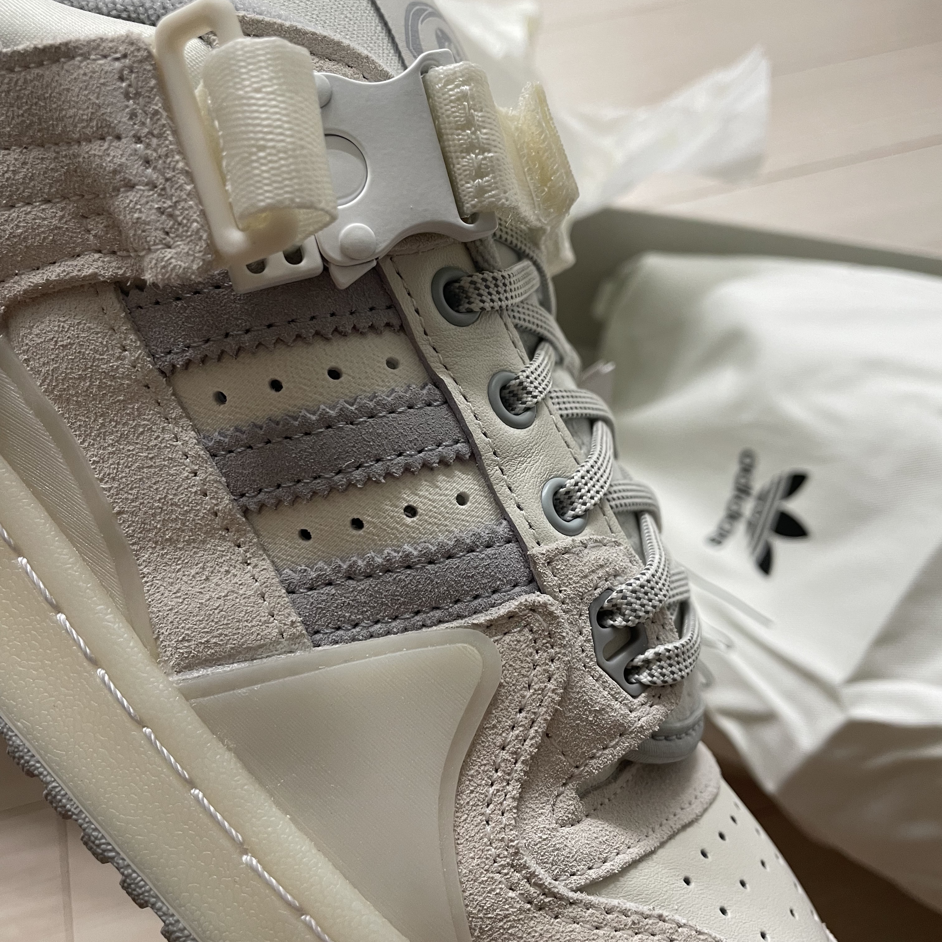 Adidas x Bad Bunny Forum Low Cloud White Clear Onix 착용 스타일 - 1