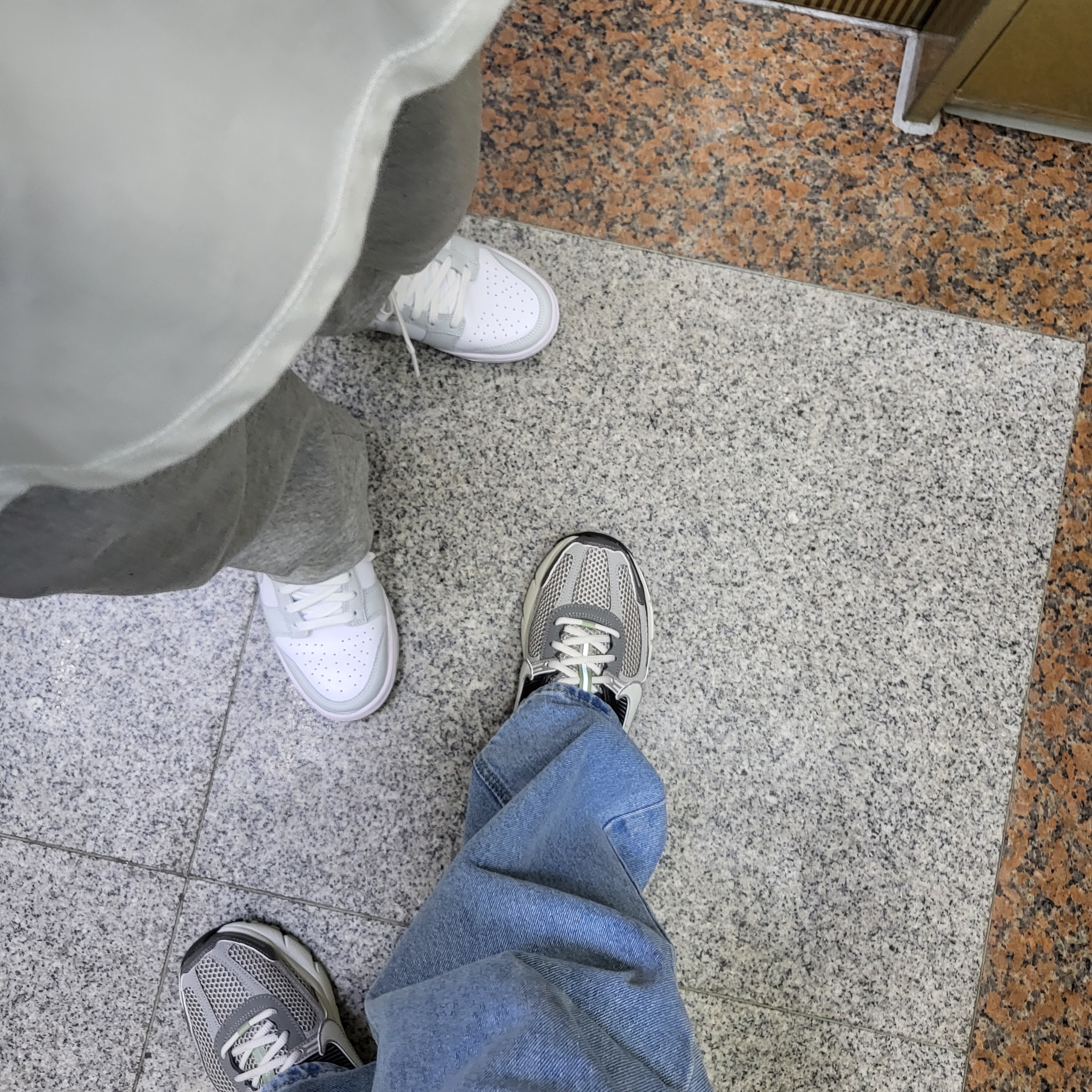 (W) Nike Zoom Vomero 5 Cobblestone and Flat Pewter 착용 스타일