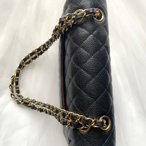 Chanel Small Classic Handbag Grained Calfskin & Gold Black 착용 스타일 - 3