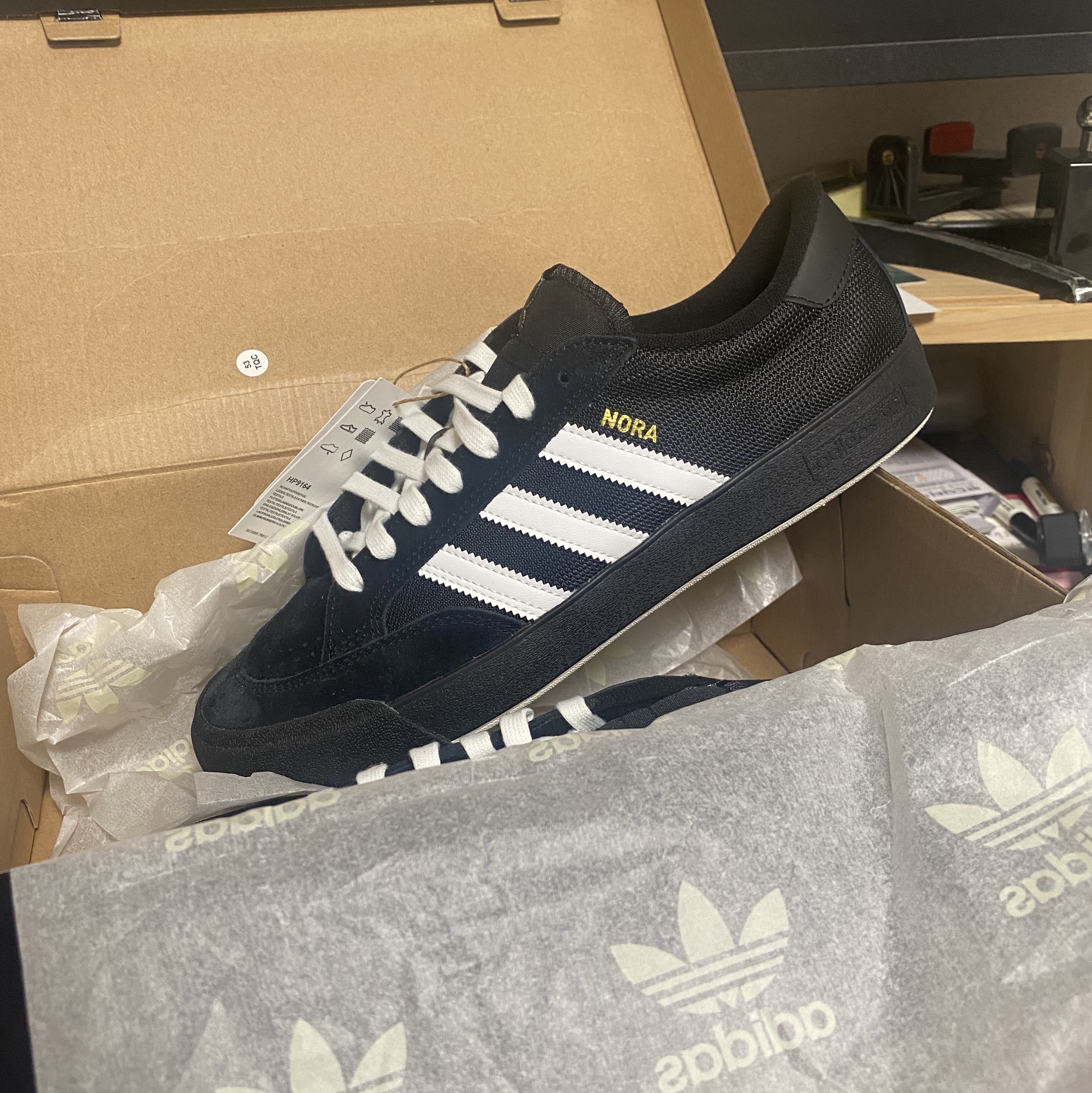 Adidas Nora Core Black Gold Metallic 착용 스타일