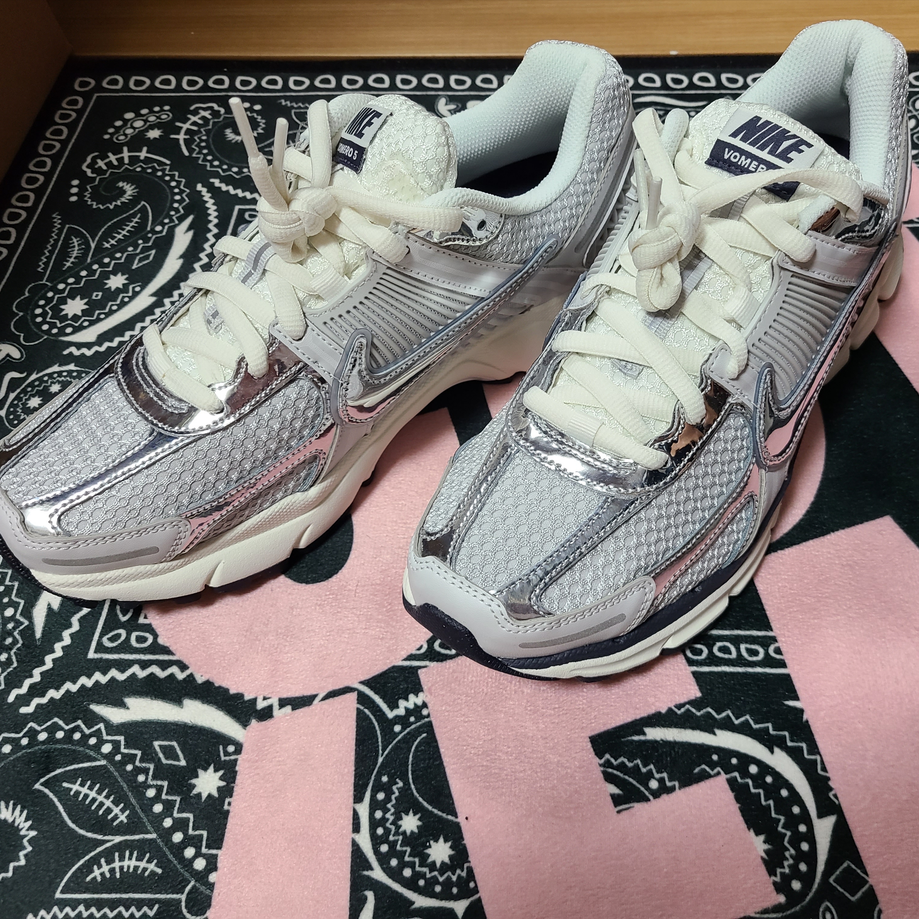 (W) Nike Zoom Vomero 5 Photon Dust and Metallic Silver 착용 스타일