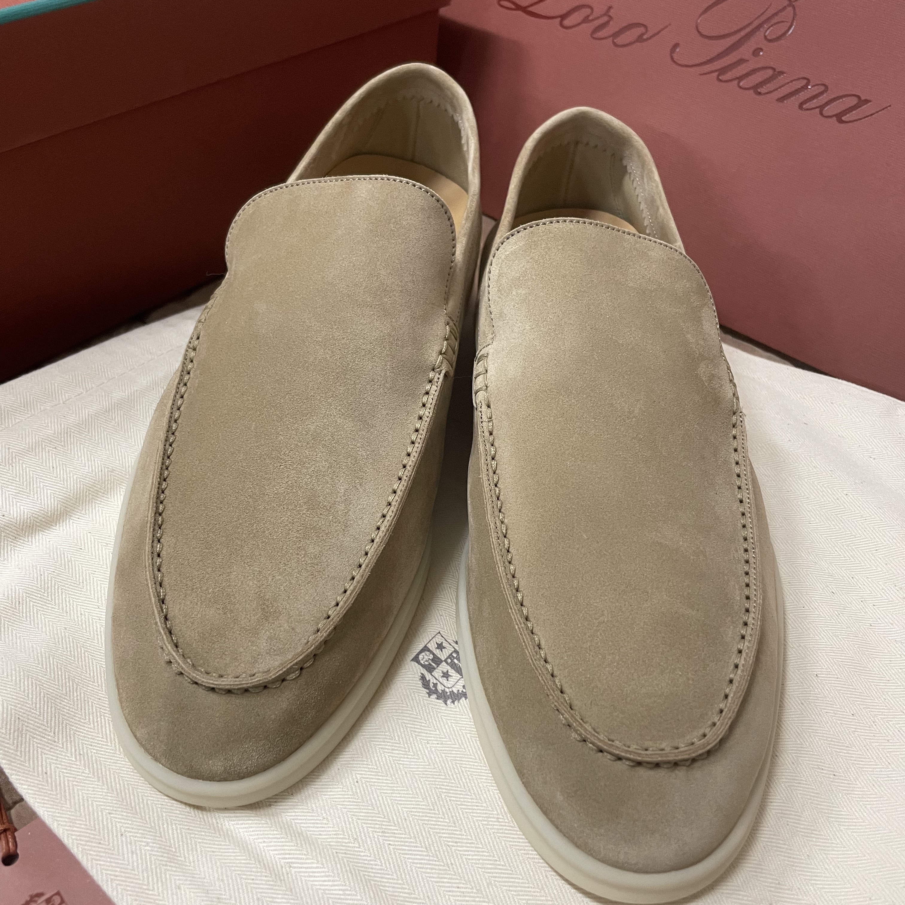 Loro Piana Summer Walk Suede Calfskin Light Wood Smoke 착용 스타일 - 3