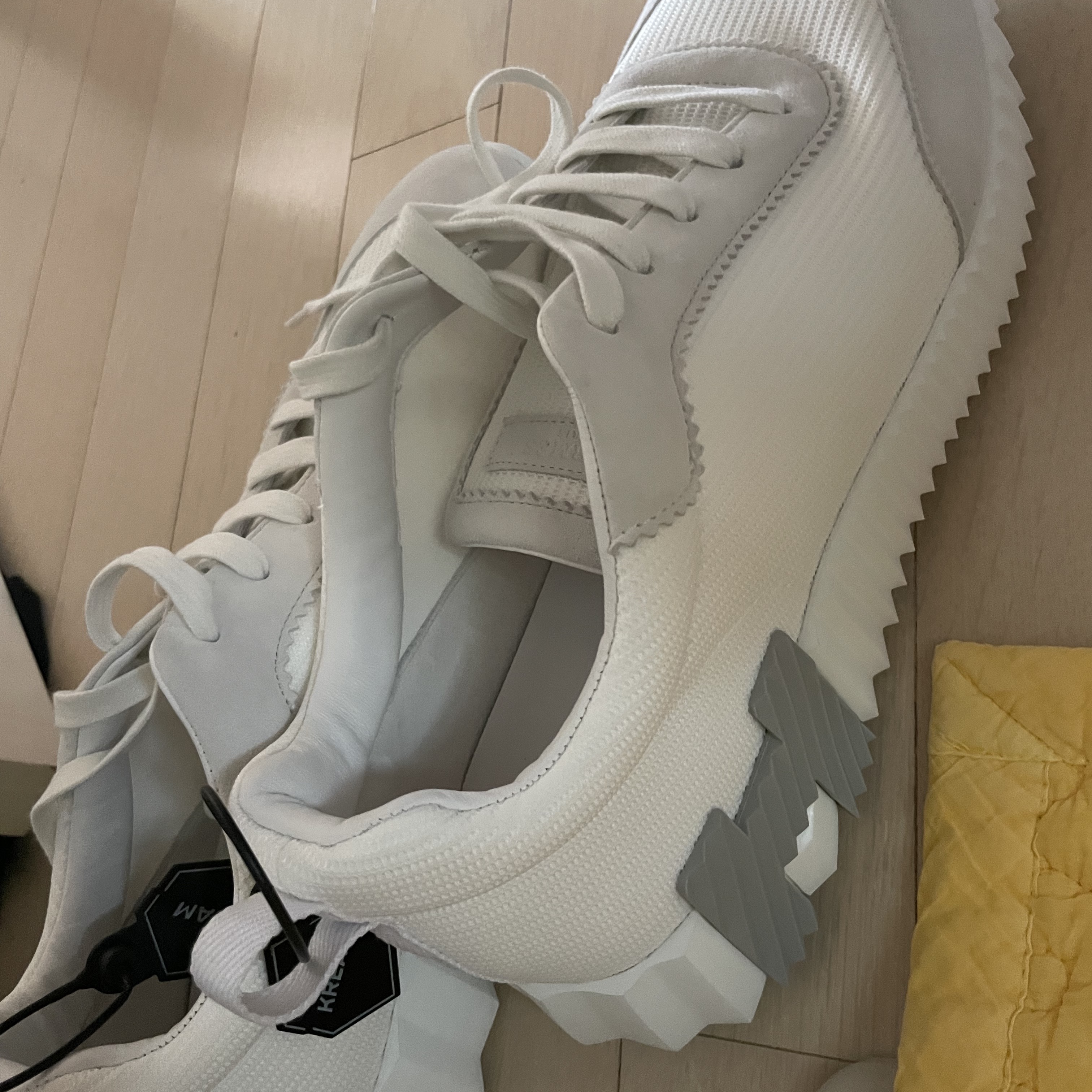 Hermes Bouncing Sneakers Mesh Suede Goatskin & Blanc Blanc 착용 스타일