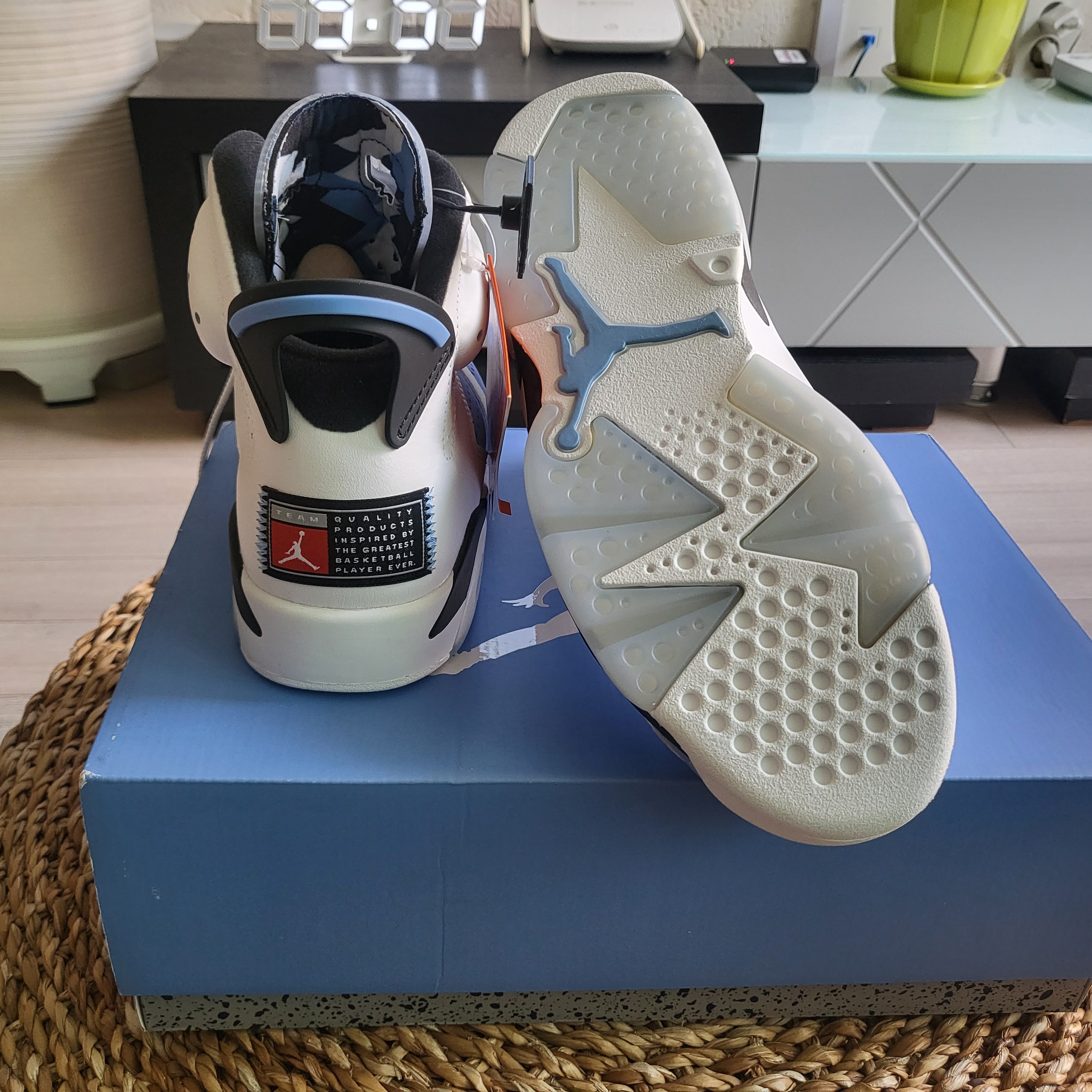 Jordan 6 Retro University Blue 착용 스타일 - 3