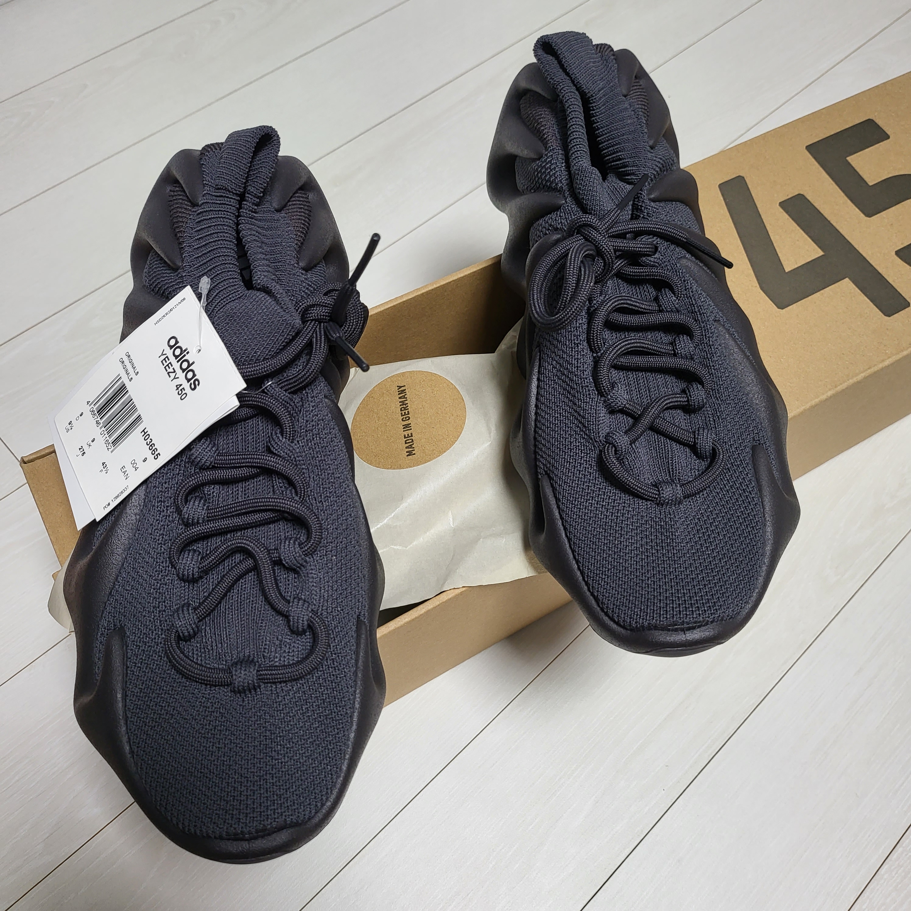 Adidas Yeezy 450 Utility Black 착용 스타일
