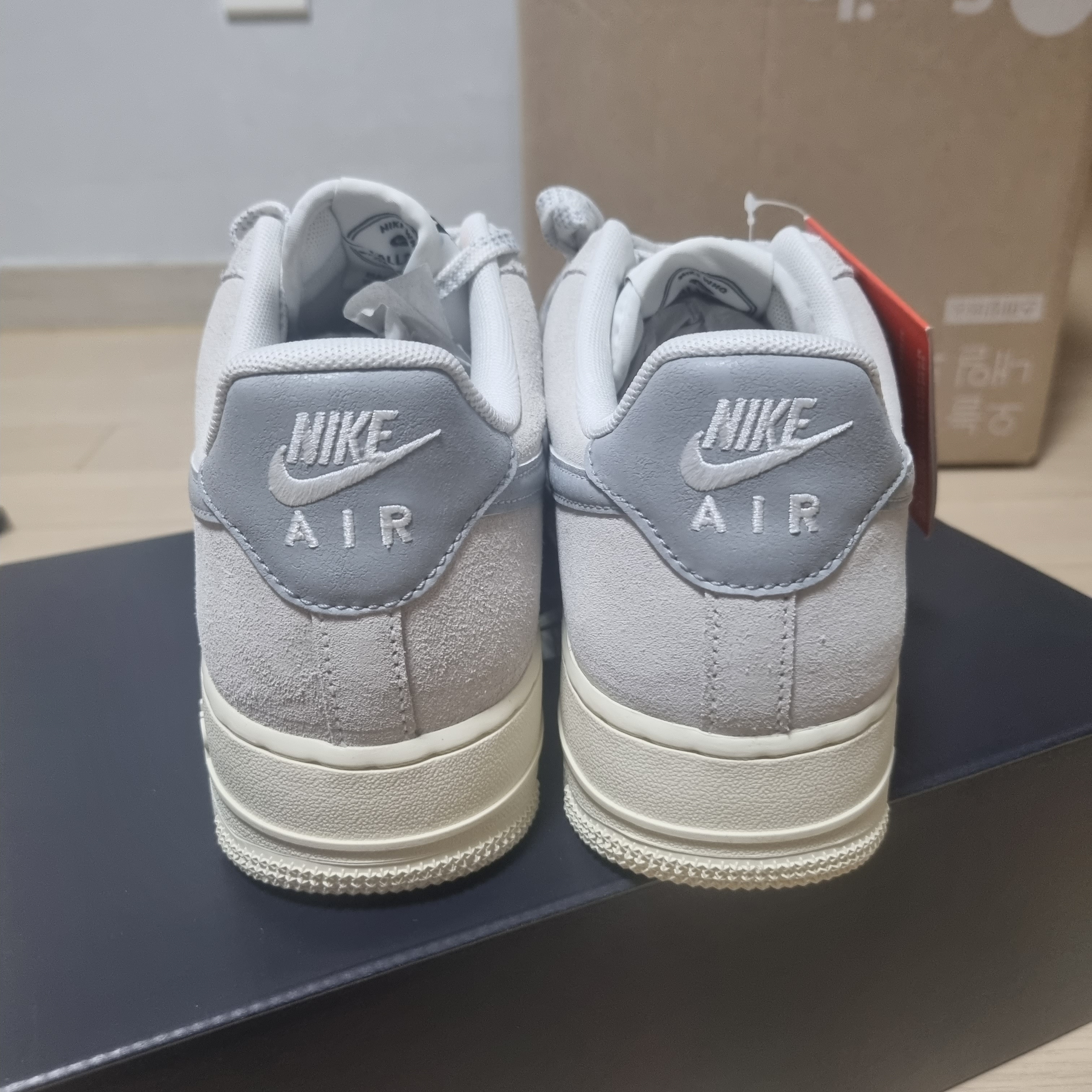 Nike Air Force 1 '07 LV8 Photon Dust and Sail 착용 스타일 - 3