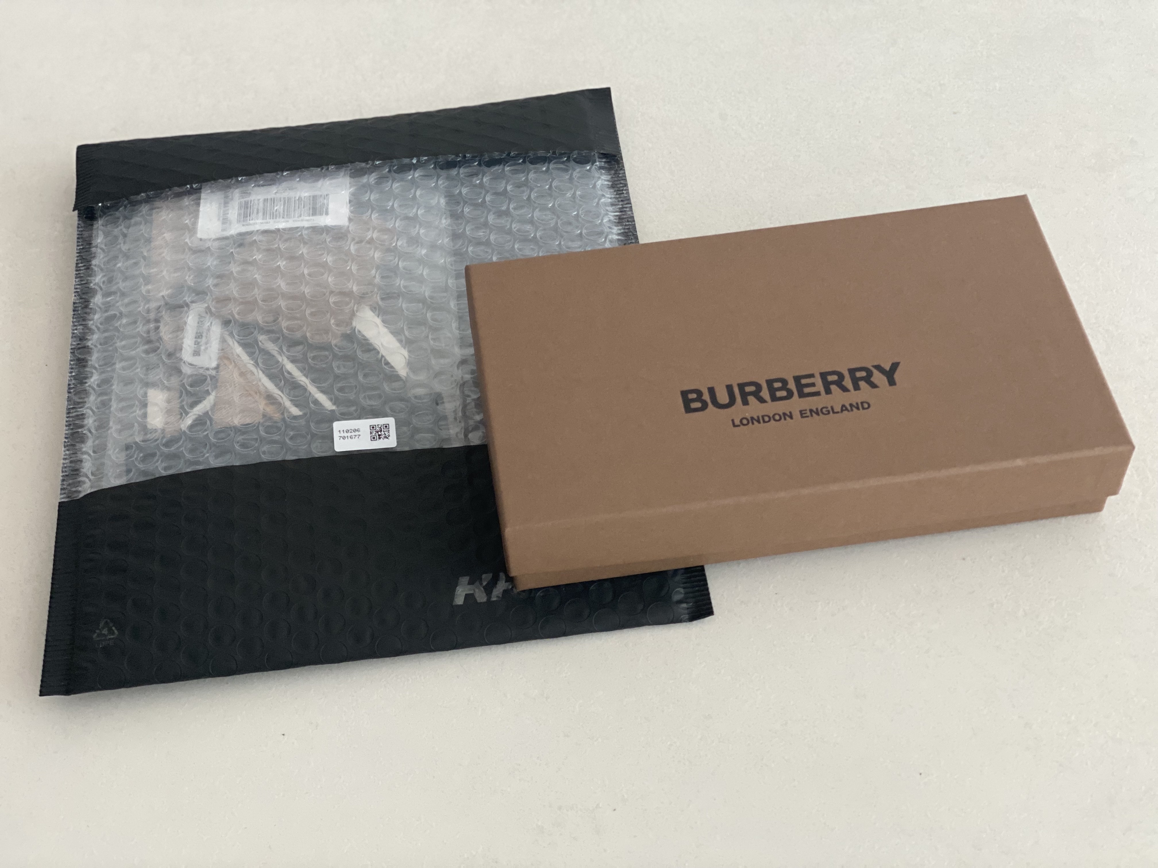 (W) Burberry Check Print Silk Skinny Scarf Black, (W) Burberry Montage Print Silk Skinny Scarf Archive Beige 착용 스타일