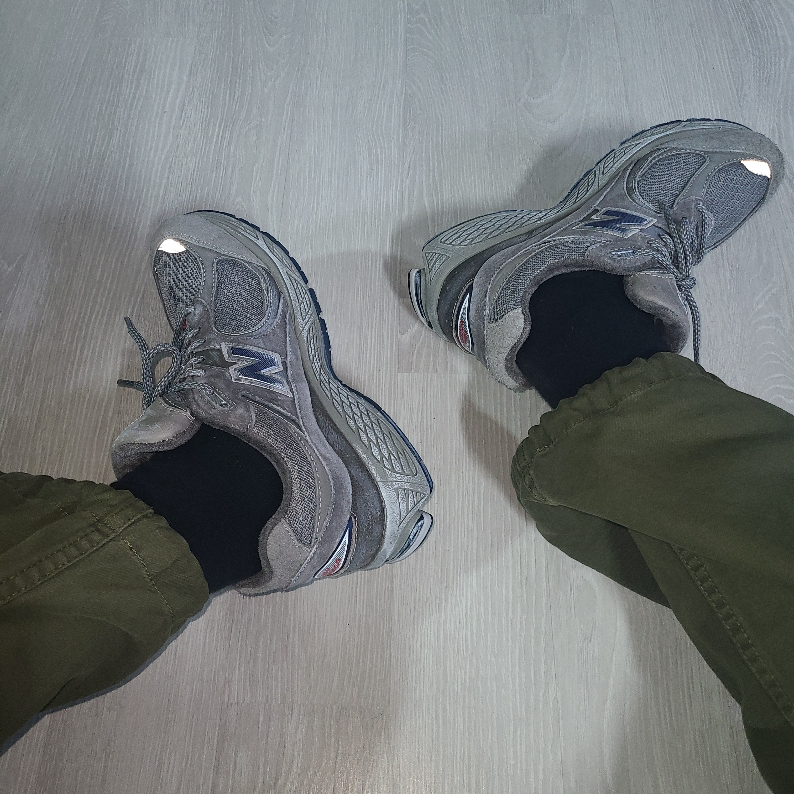 New Balance 2002R Premium Vintage Grey 착용 스타일