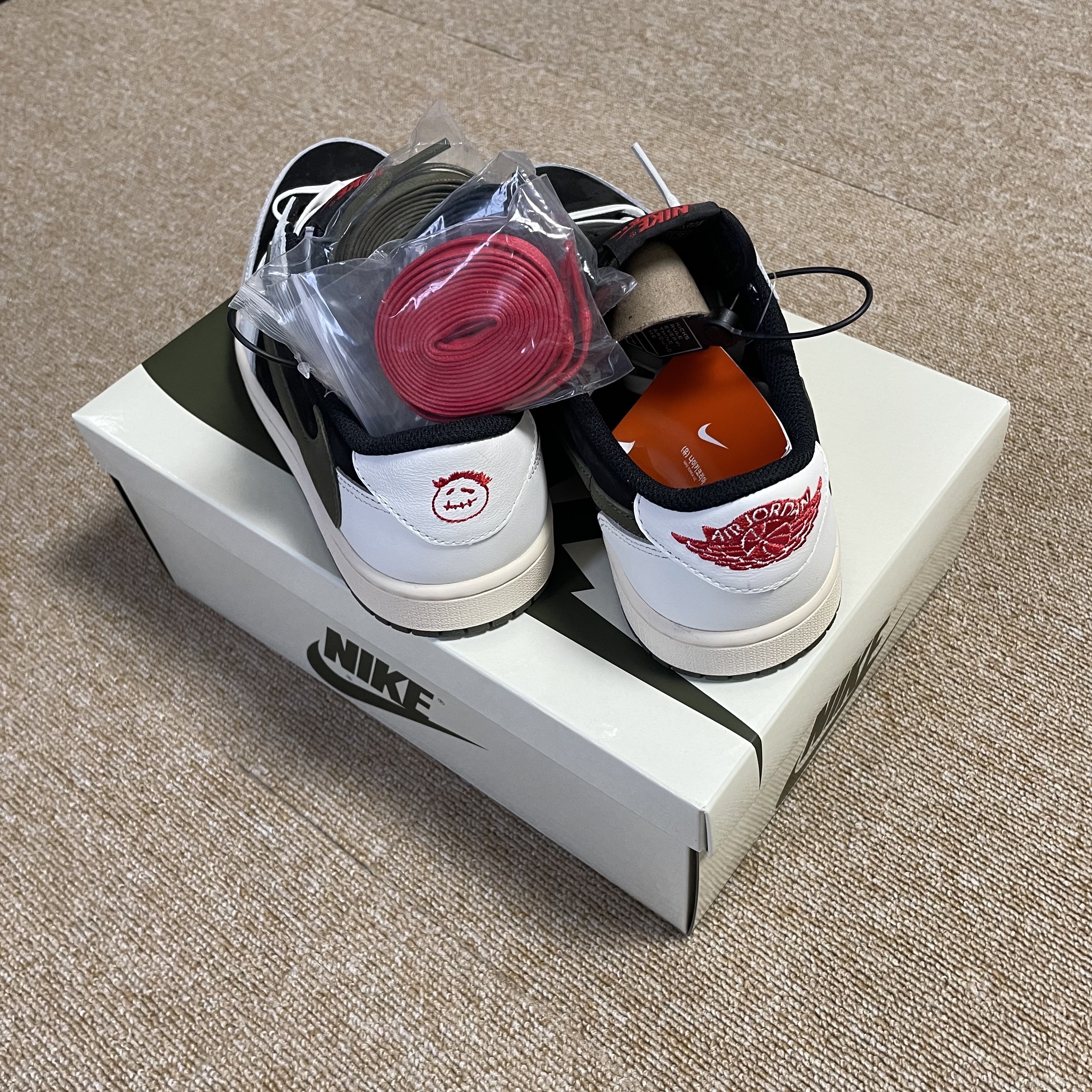 (W) Jordan 1 x Travis Scott Retro Low OG SP Medium Olive 착용 스타일 - 2